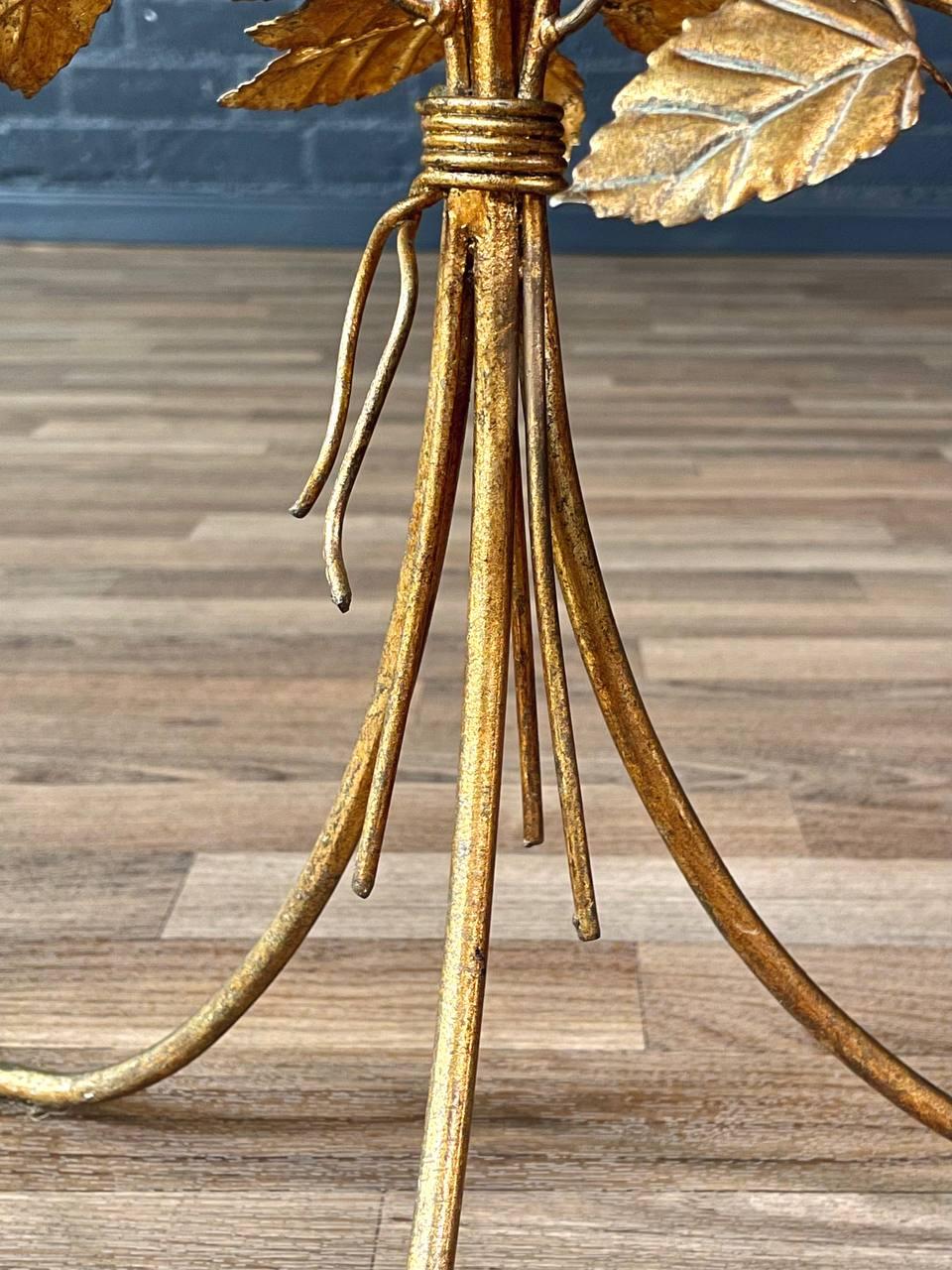 Table d'appoint en métal doré avec rosace et feuille, avec plateau en verre, Hollywood Regency en vente 3