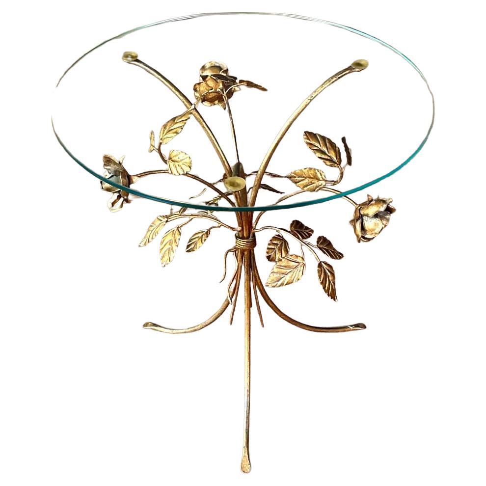 Table d'appoint en métal doré avec rosace et feuille, avec plateau en verre, Hollywood Regency