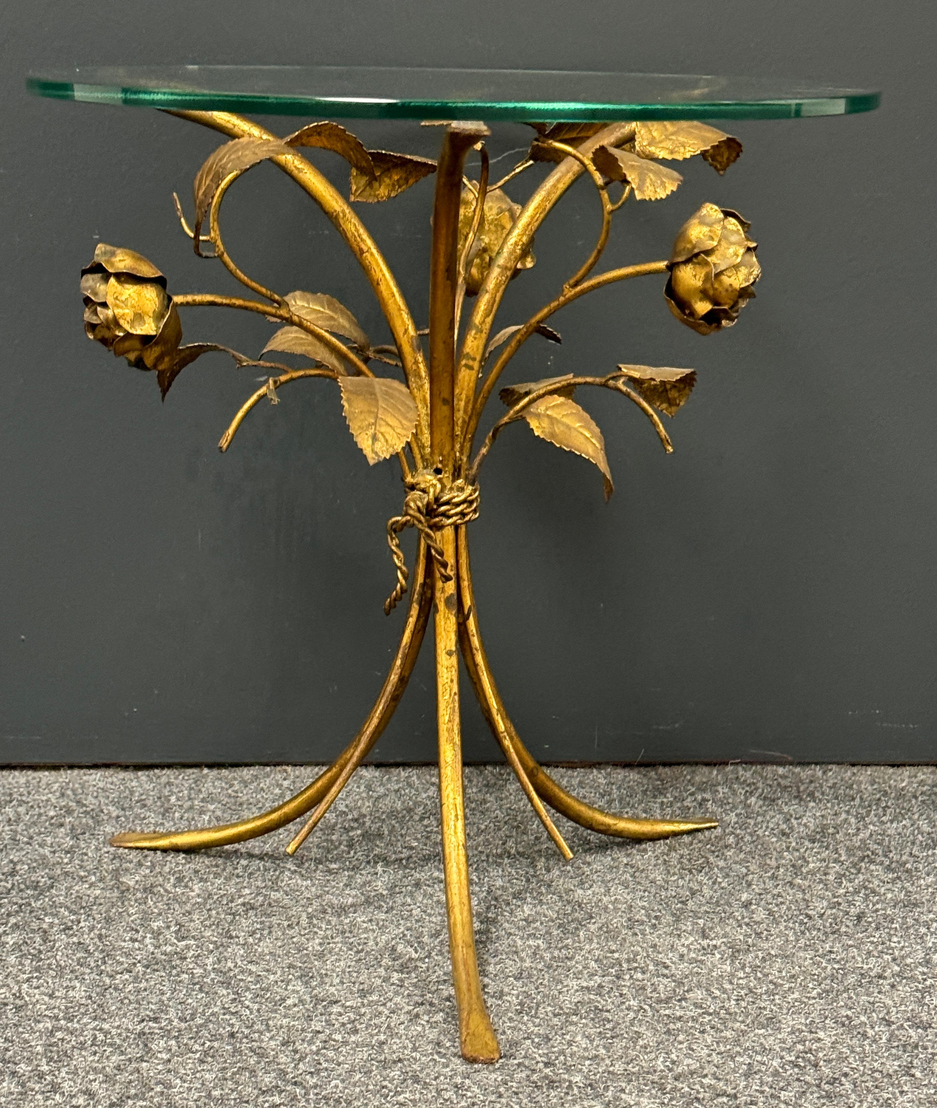 Italienischer Hollywood-Regency-Beistelltisch mit vergoldeter Rose, 1950er Jahre 10