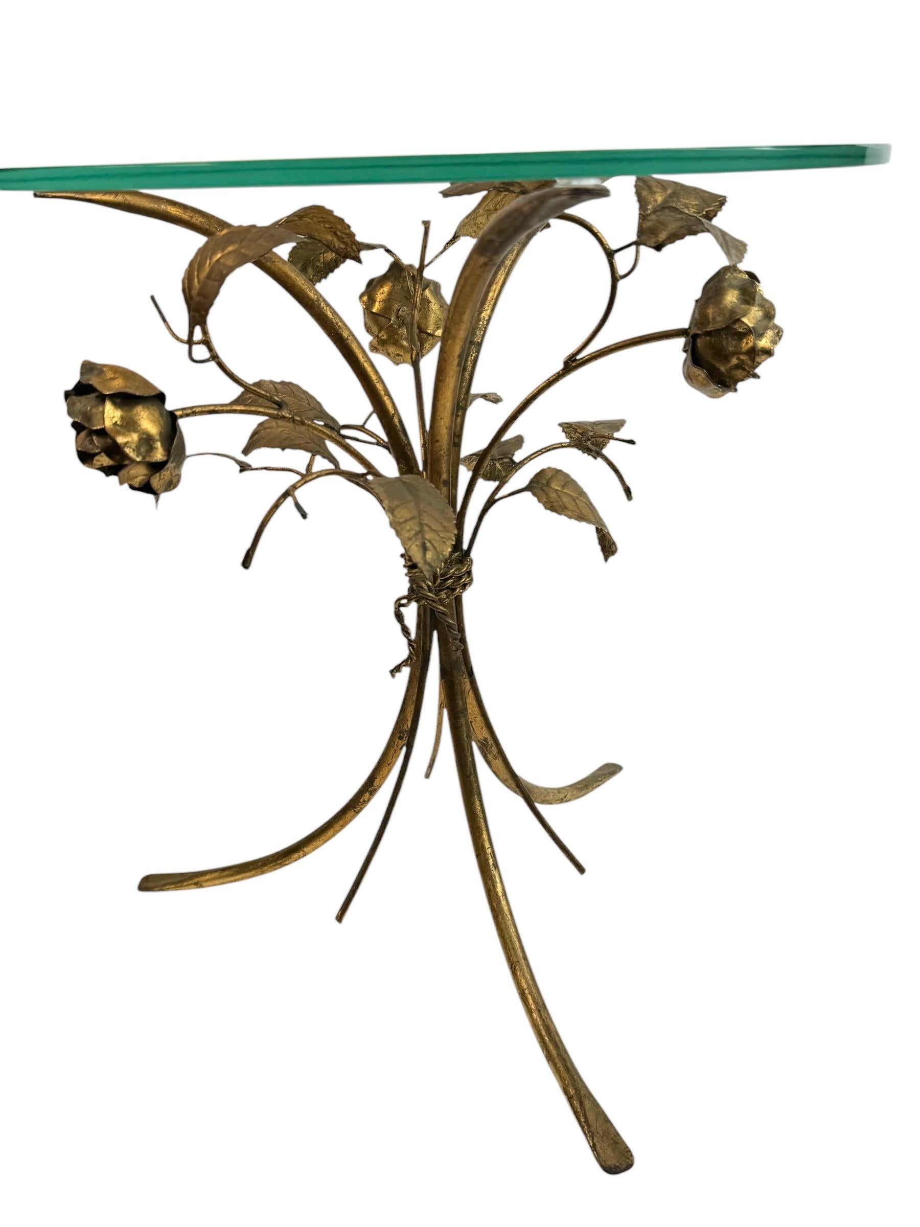Angeboten wird diese schöne Hollywood Regency vergoldete Rose Blume Akzent Tisch mit klaren Glasplatte. Hergestellt in Italien. Wurde bei einem Nachlassverkauf gefunden und ist sicher eine schöne Ergänzung für jeden Raum. Es zeigt das luxuriöse