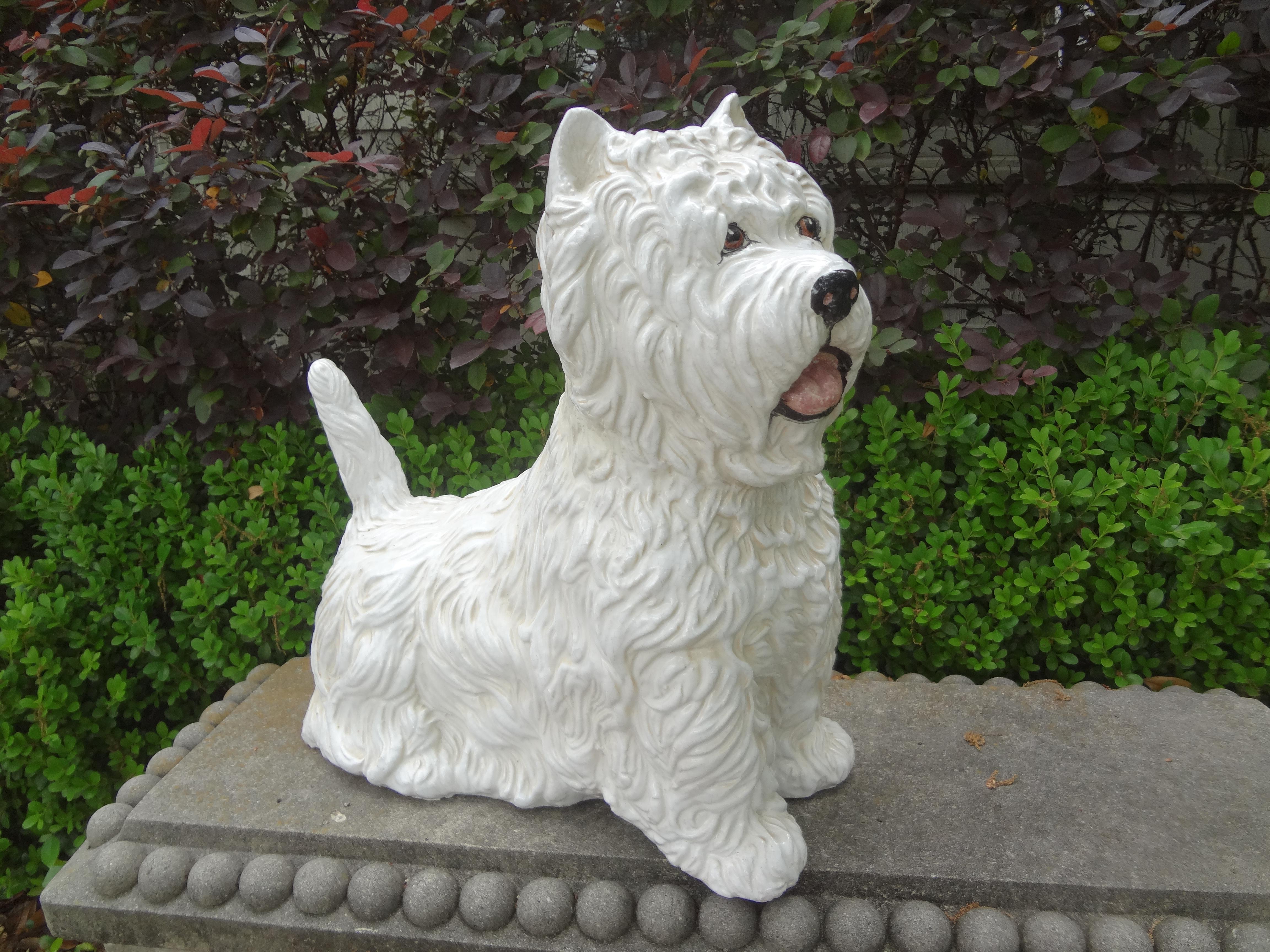 Westie Italiano de Cerámica Esmaltada Hollywood Regency.
Esta adorable estatua o figura de perro Westie, de cerámica esmaltada italiana de mediados de siglo, es realista en los detalles y seguro que será un complemento bienvenido en tu