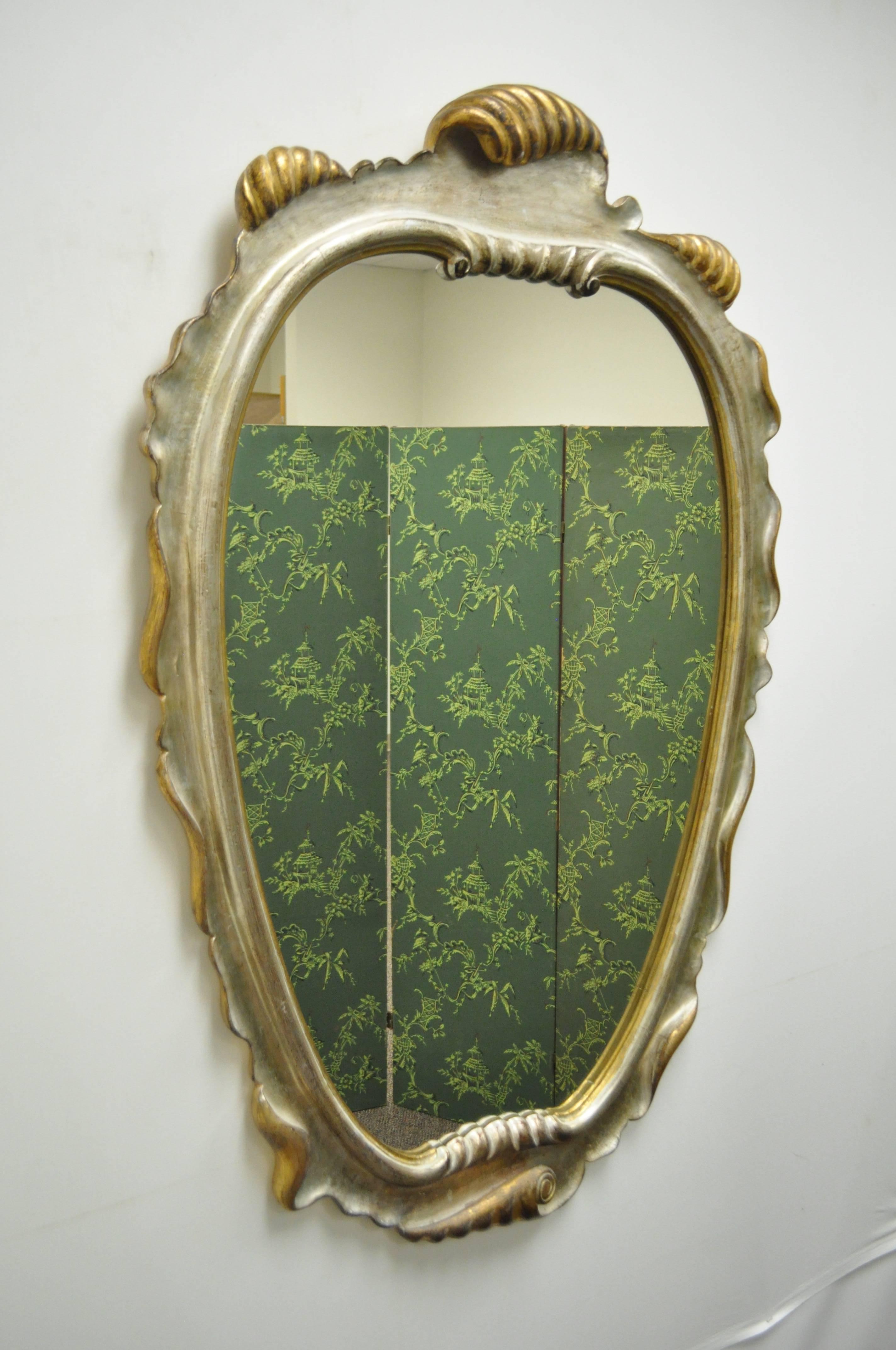 Elégant miroir italien Hollywood Regency en bois doré et argenté d'après Dorothy Draper. Ce superbe miroir vintage est doté d'un cadre en bois sculpté en festons, avec une finition argentée et dorée attrayante et originale.