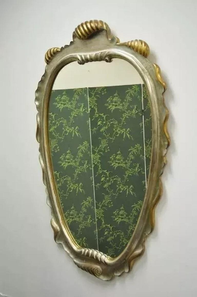 Miroir mural italien Hollywood Regency sculpté en bois doré et argenté en vente 5