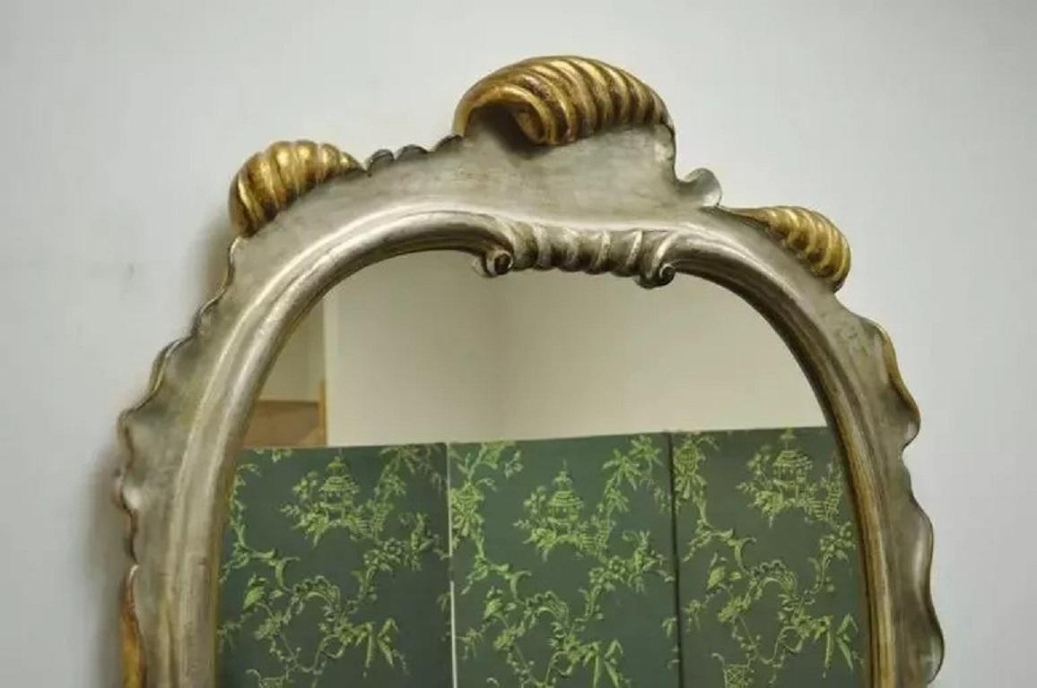 Inconnu Miroir mural italien Hollywood Regency sculpté en bois doré et argenté en vente