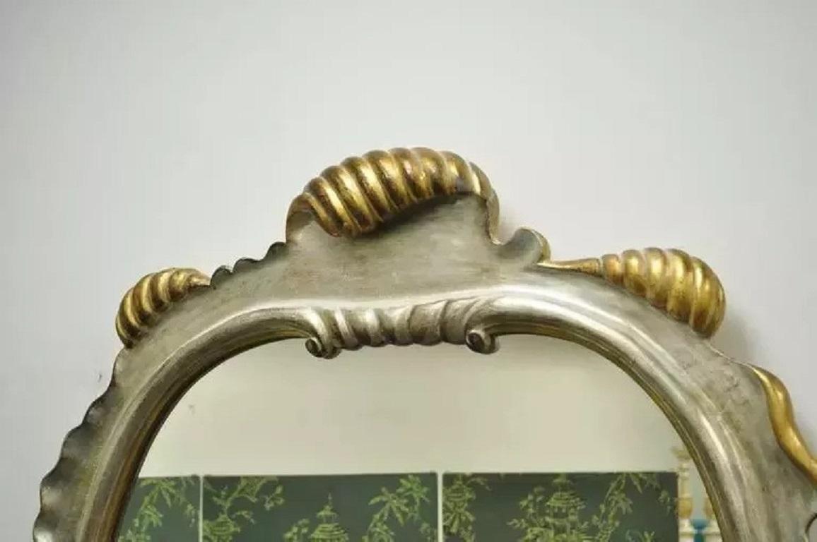Miroir mural italien Hollywood Regency sculpté en bois doré et argenté Bon état - En vente à Philadelphia, PA