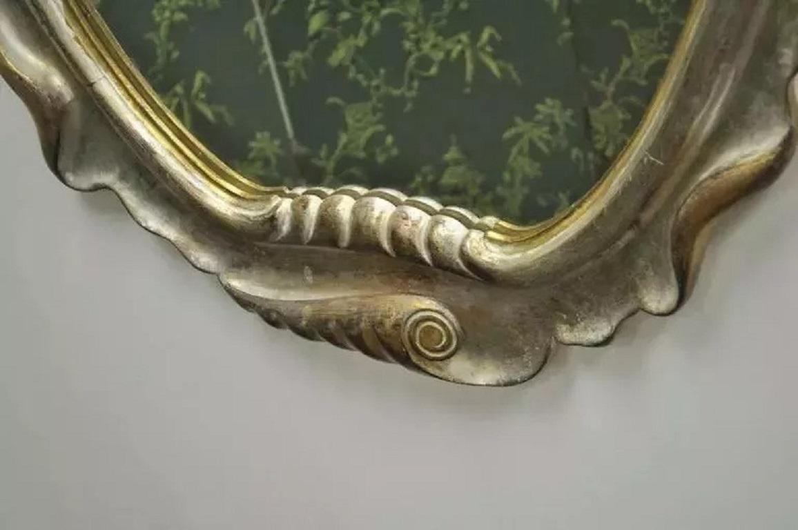 20ième siècle Miroir mural italien Hollywood Regency sculpté en bois doré et argenté en vente