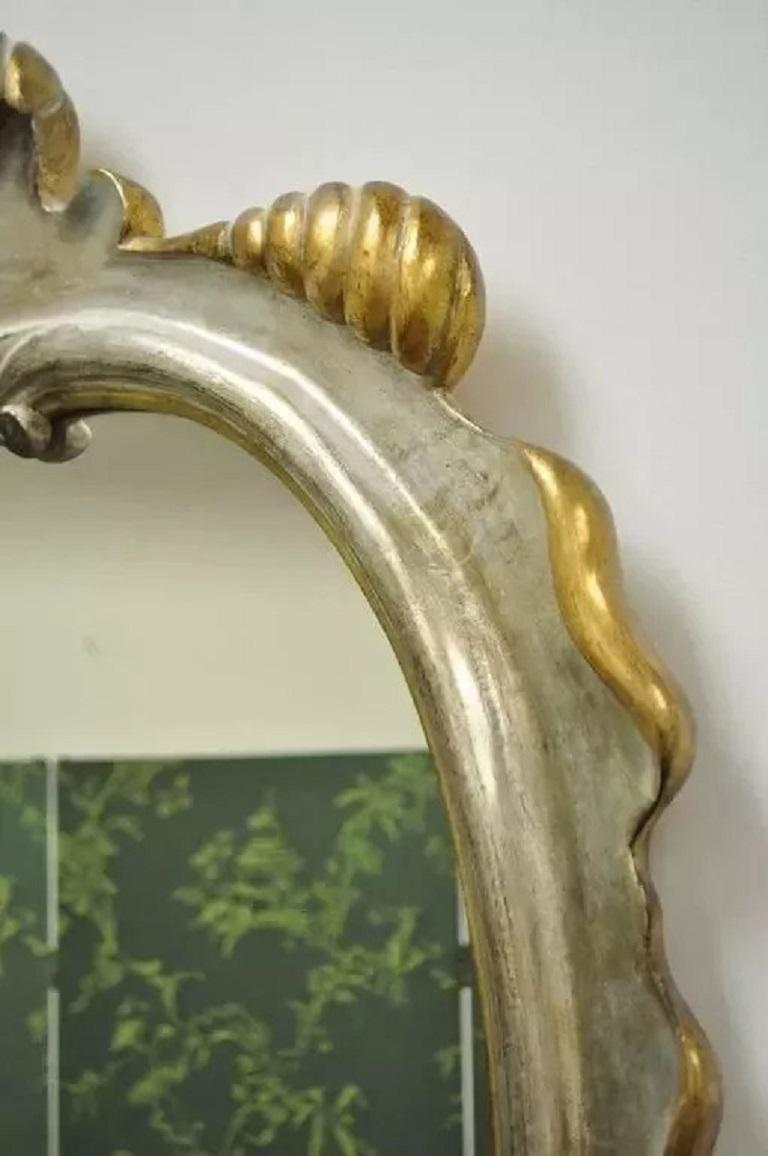 Miroir mural italien Hollywood Regency sculpté en bois doré et argenté en vente 1