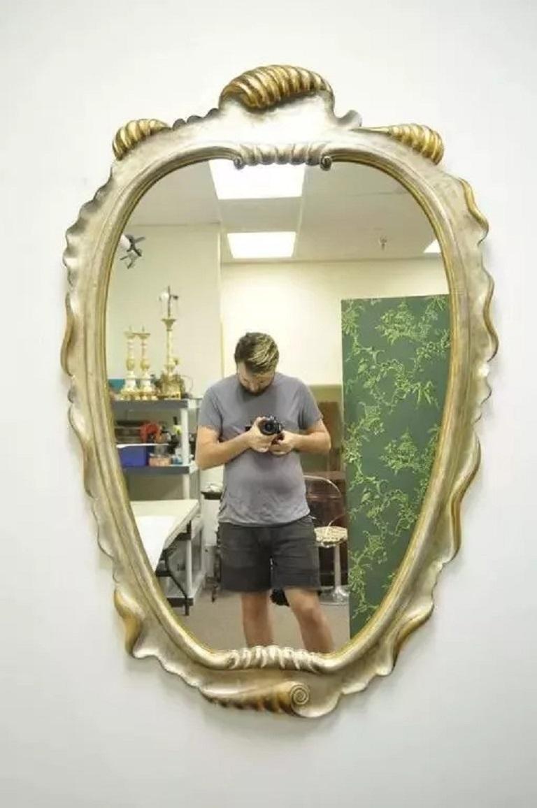 Miroir mural italien Hollywood Regency sculpté en bois doré et argenté en vente 2