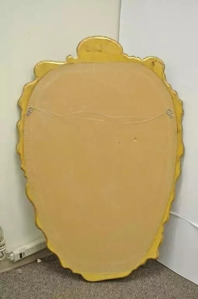 Miroir mural italien Hollywood Regency sculpté en bois doré et argenté en vente 3