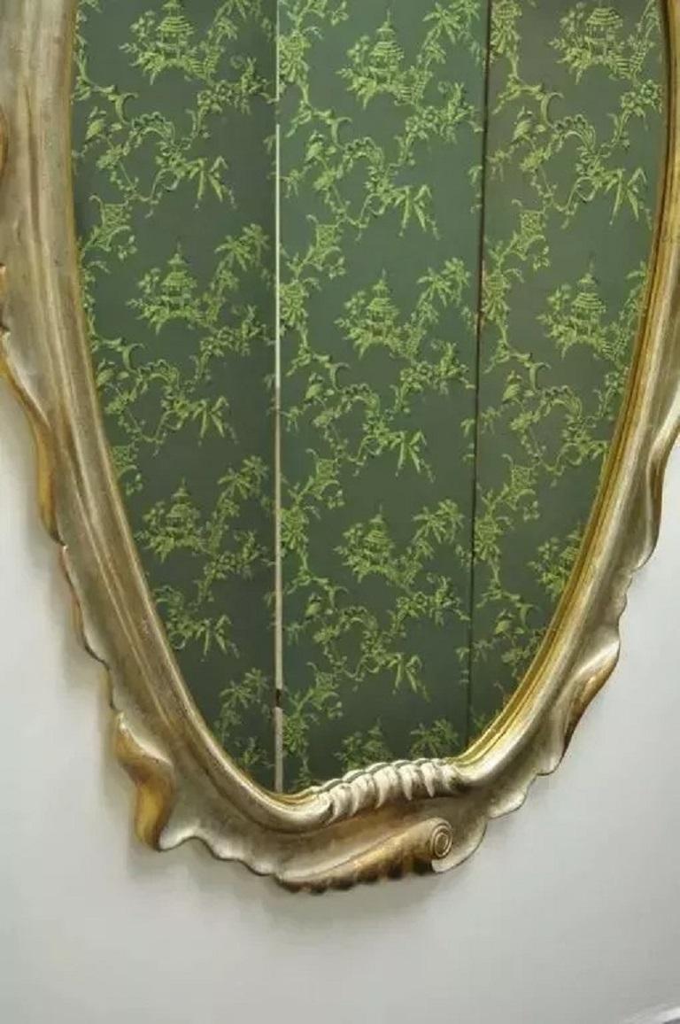 Miroir mural italien Hollywood Regency sculpté en bois doré et argenté en vente 4