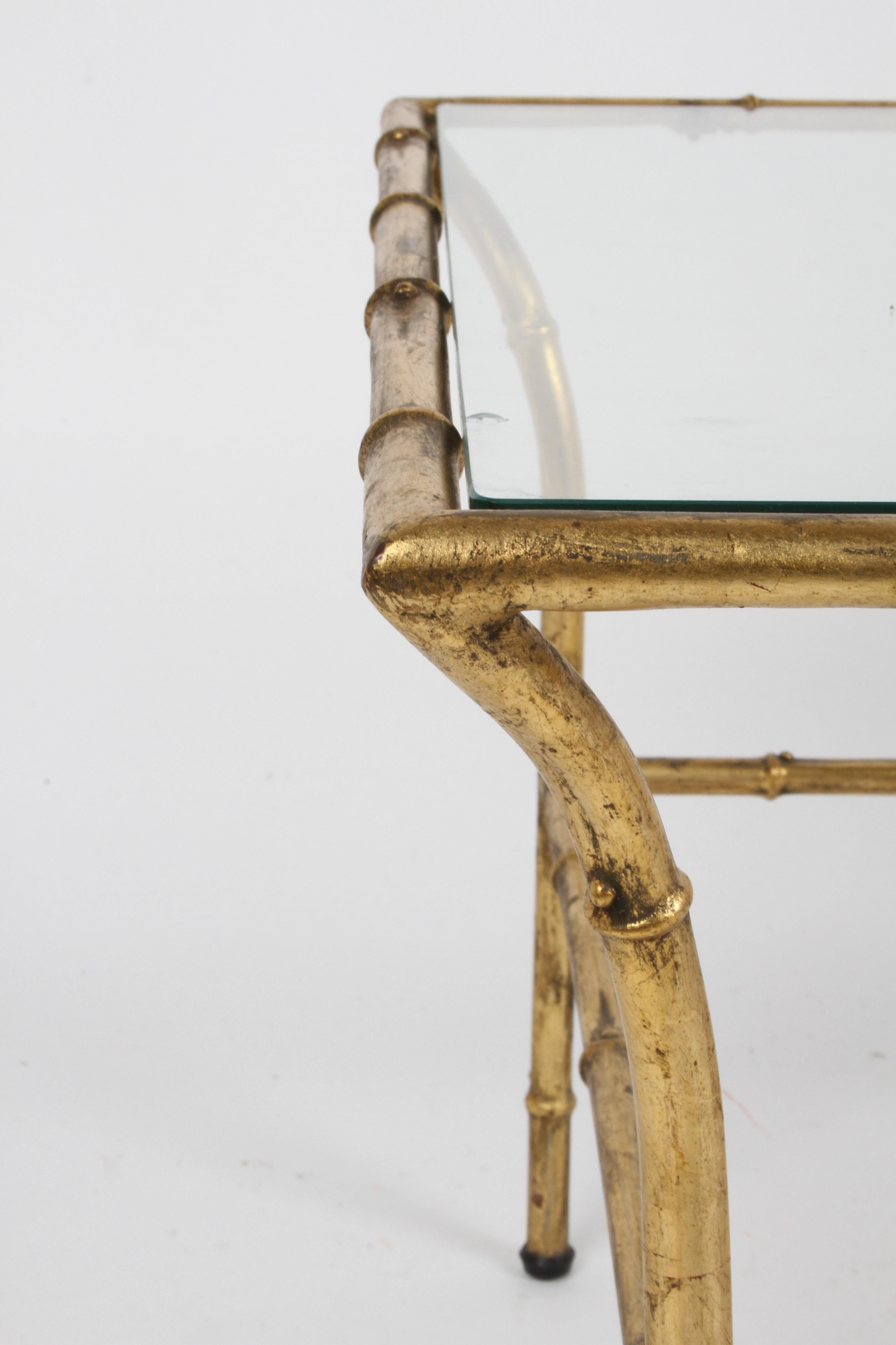 Italienischer Beistell- oder Beistelltisch im Hollywood-Regency-Stil mit vergoldeter Kunstbambus-Glasplatte im Angebot 4