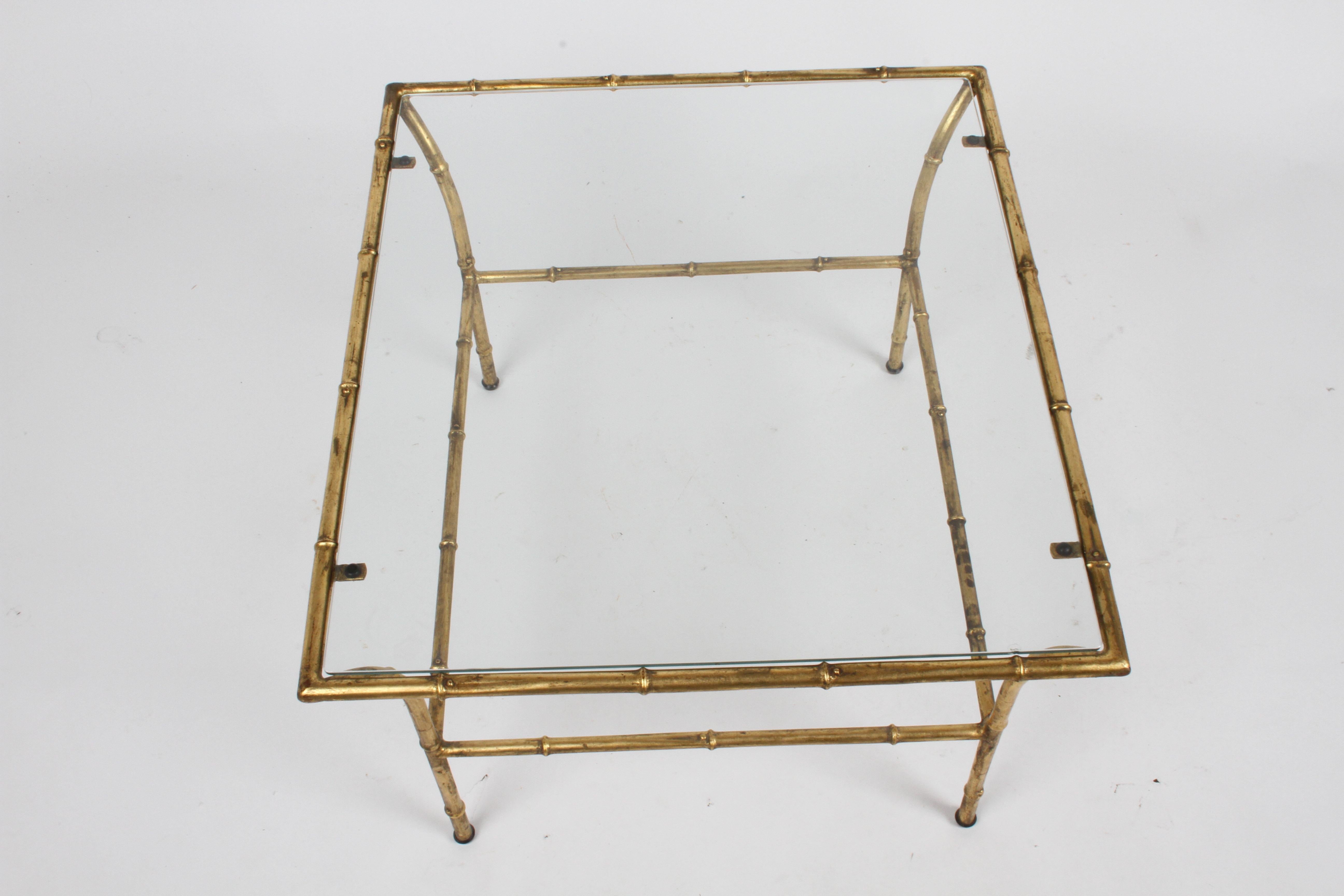 Table d'appoint ou table d'extrémité italienne Hollywood Regency dorée à l'or avec plateau en verre imitation bambou en vente 7