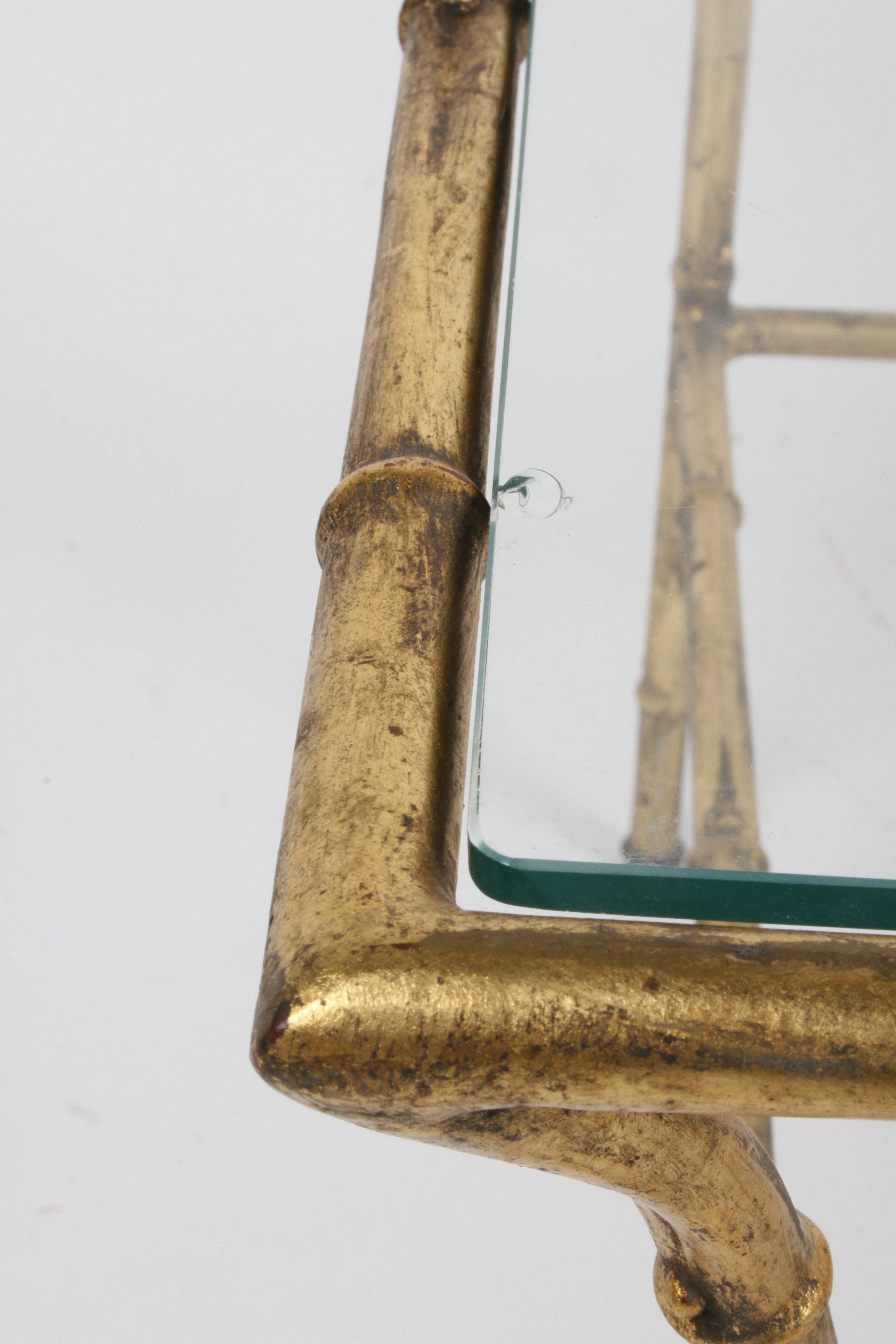 Italienischer Beistell- oder Beistelltisch im Hollywood-Regency-Stil mit vergoldeter Kunstbambus-Glasplatte im Angebot 1