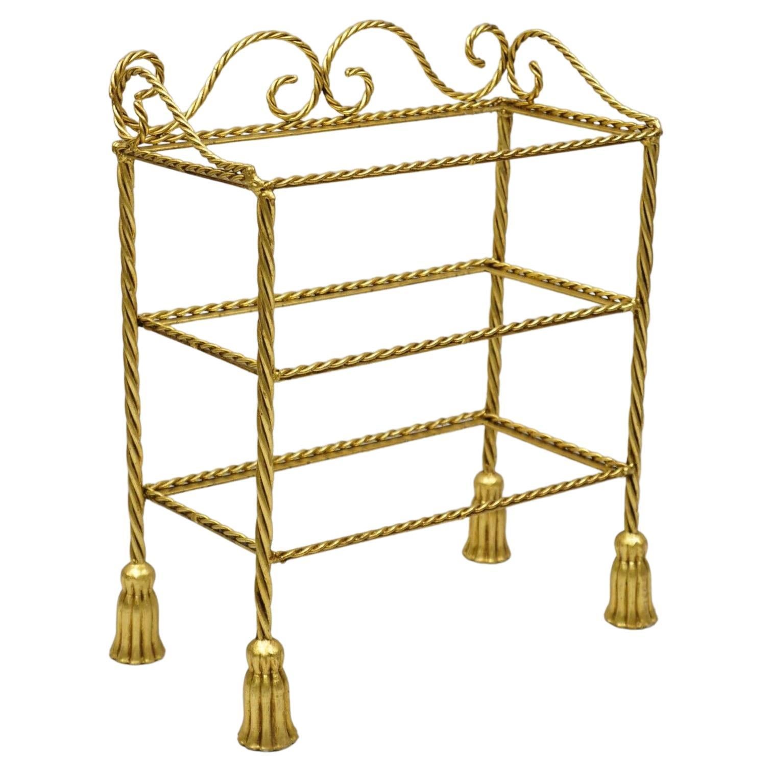 Petit présentoir italien de style Hollywood Regency en fer doré à 3 niveaux (B) en vente