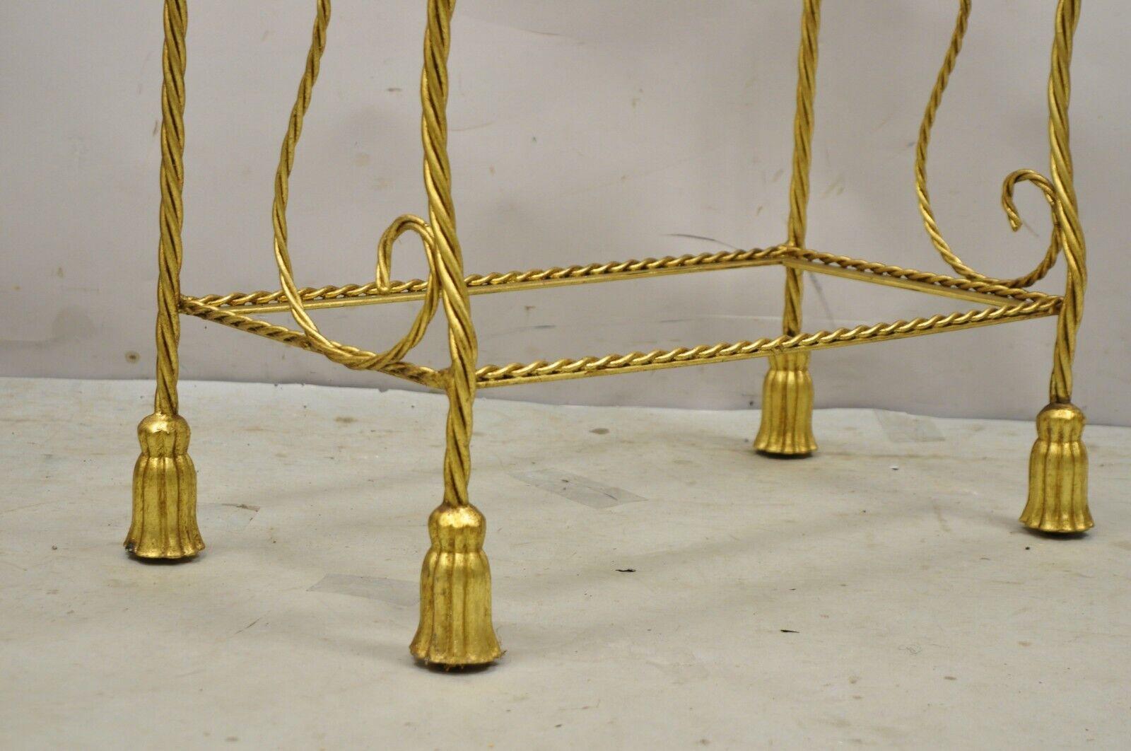 Fer forgé Étagère étroite italienne Hollywood Regency en fer doré à 5 niveaux avec pampilles en forme de corde en vente