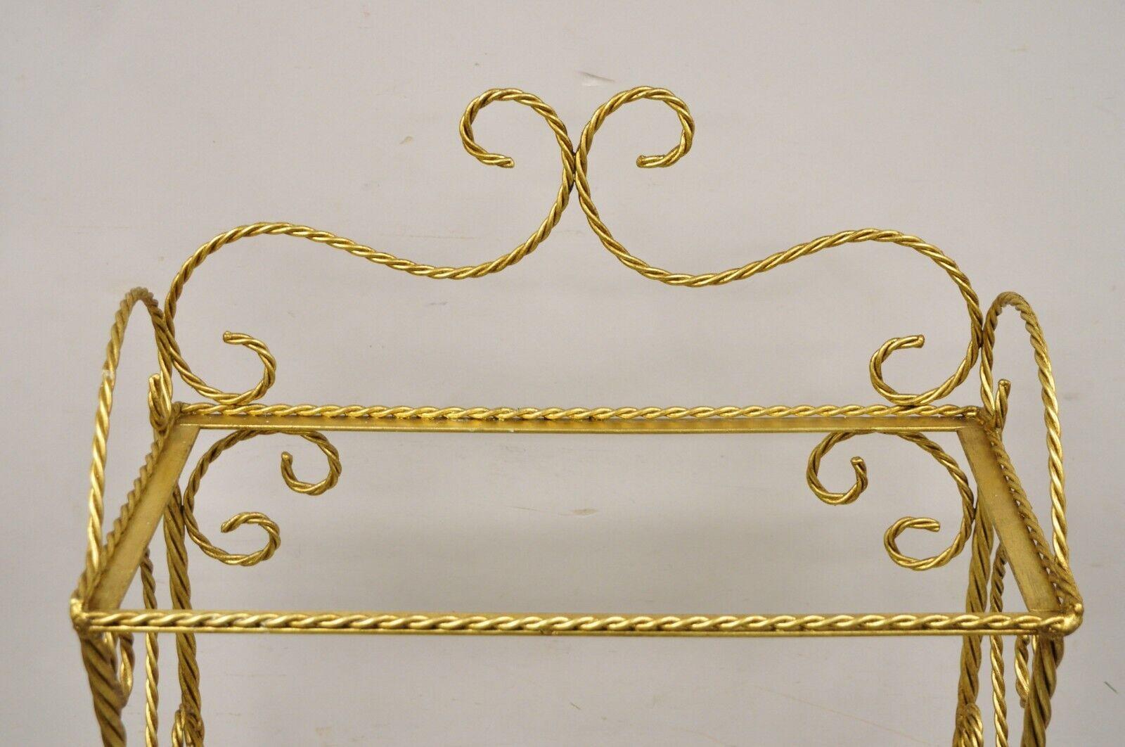 Étagère étroite italienne Hollywood Regency en fer doré à 5 niveaux avec pampilles en forme de corde en vente 1