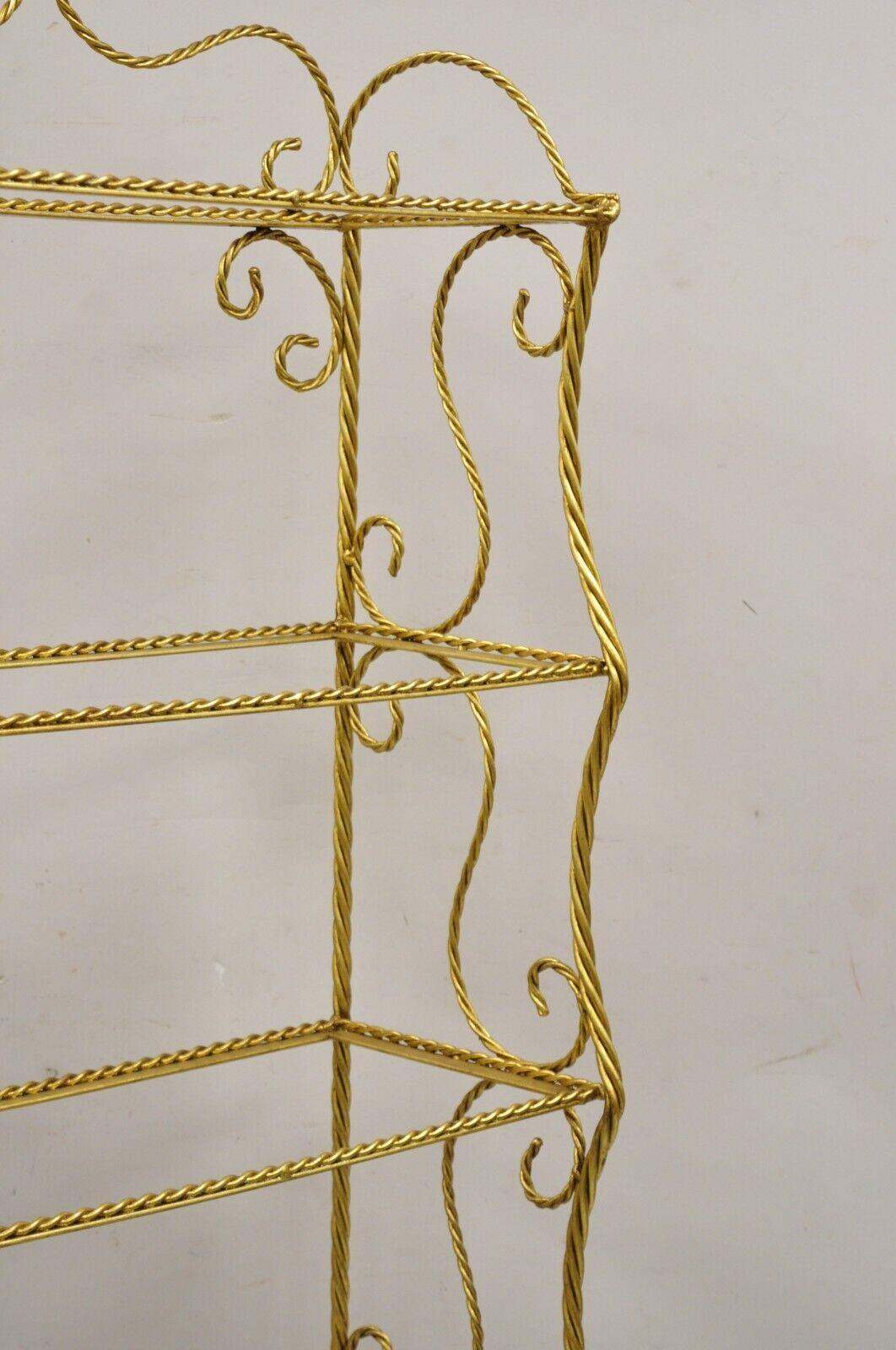 Étagère étroite italienne Hollywood Regency en fer doré à 5 niveaux avec pampilles en forme de corde en vente 2