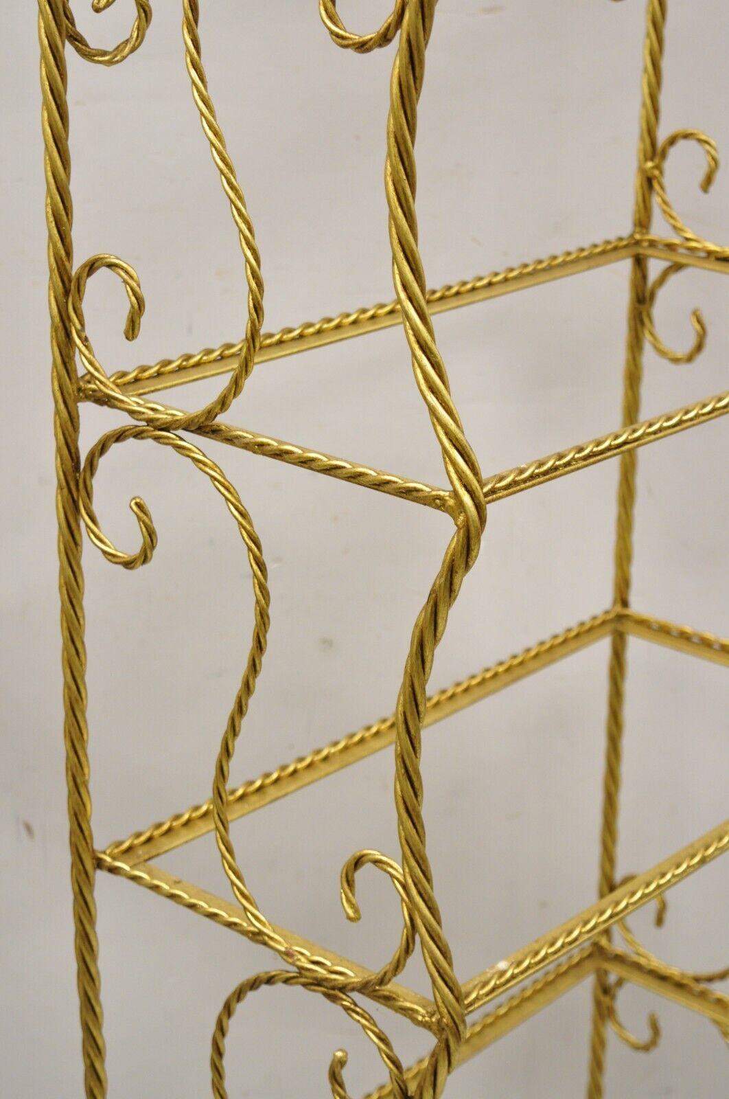 Étagère étroite italienne Hollywood Regency en fer doré à 5 niveaux avec pampilles en forme de corde en vente 3