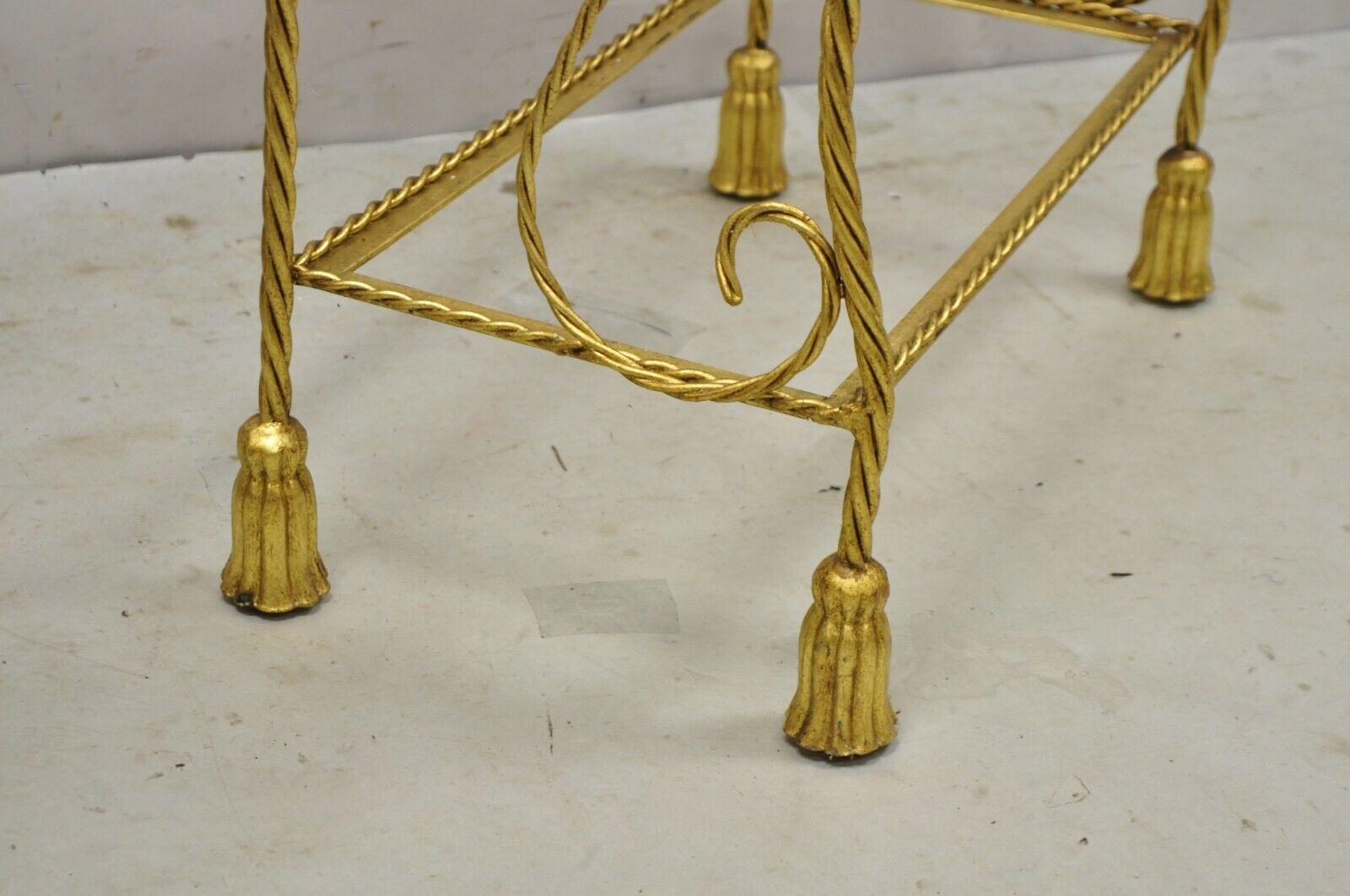 Étagère étroite italienne Hollywood Regency en fer doré à 5 niveaux avec pampilles en forme de corde en vente 4