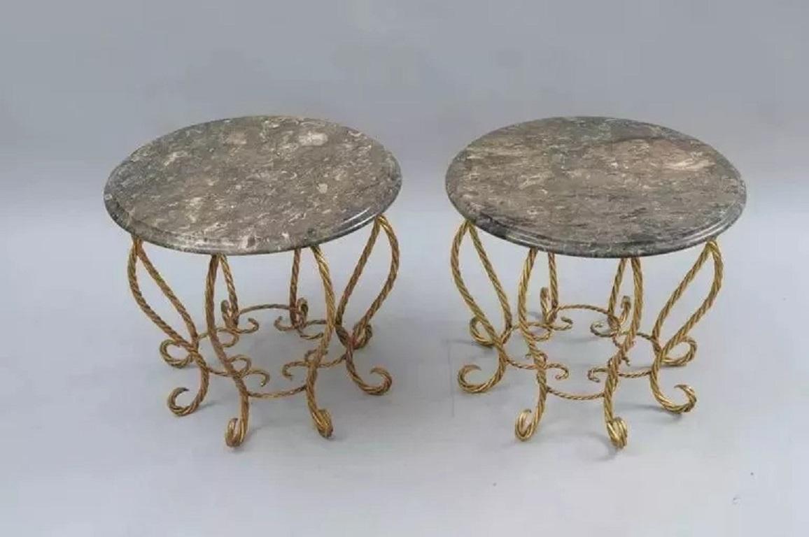 Tables basses en fer doré à corde, à dessus en marbre, de style Hollywood Regency - Paire en vente 4