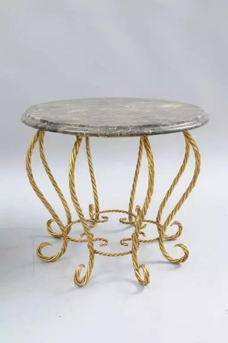 Paire de tables basses rondes à plateau en marbre, en fer doré et en corde, de style Hollywood Regency italien. Cette pièce présente des plateaux ronds en marbre avec de belles veines et une base en forme d'araignée en fer doré avec des pieds à