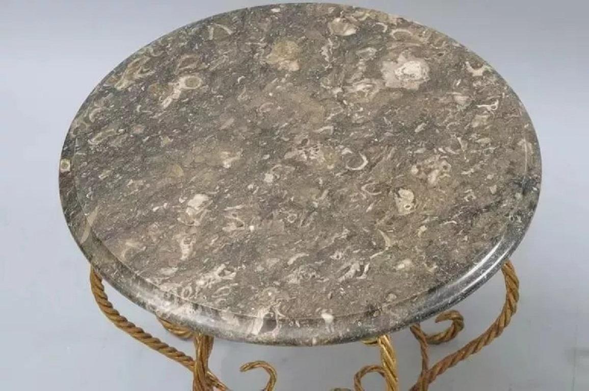 20ième siècle Tables basses en fer doré à corde, à dessus en marbre, de style Hollywood Regency - Paire en vente