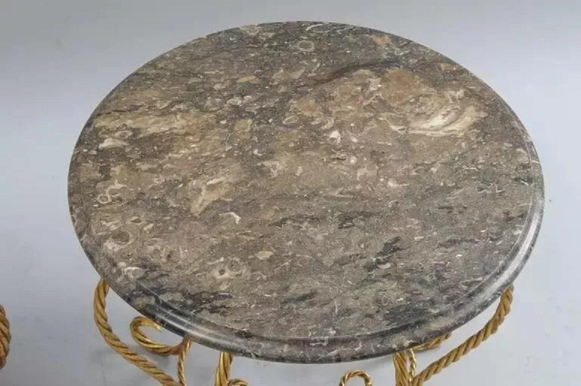 Fer Tables basses en fer doré à corde, à dessus en marbre, de style Hollywood Regency - Paire en vente