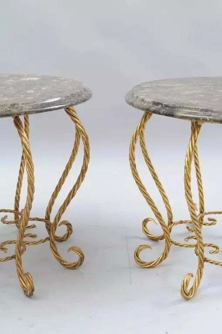 Tables basses en fer doré à corde, à dessus en marbre, de style Hollywood Regency - Paire en vente 1