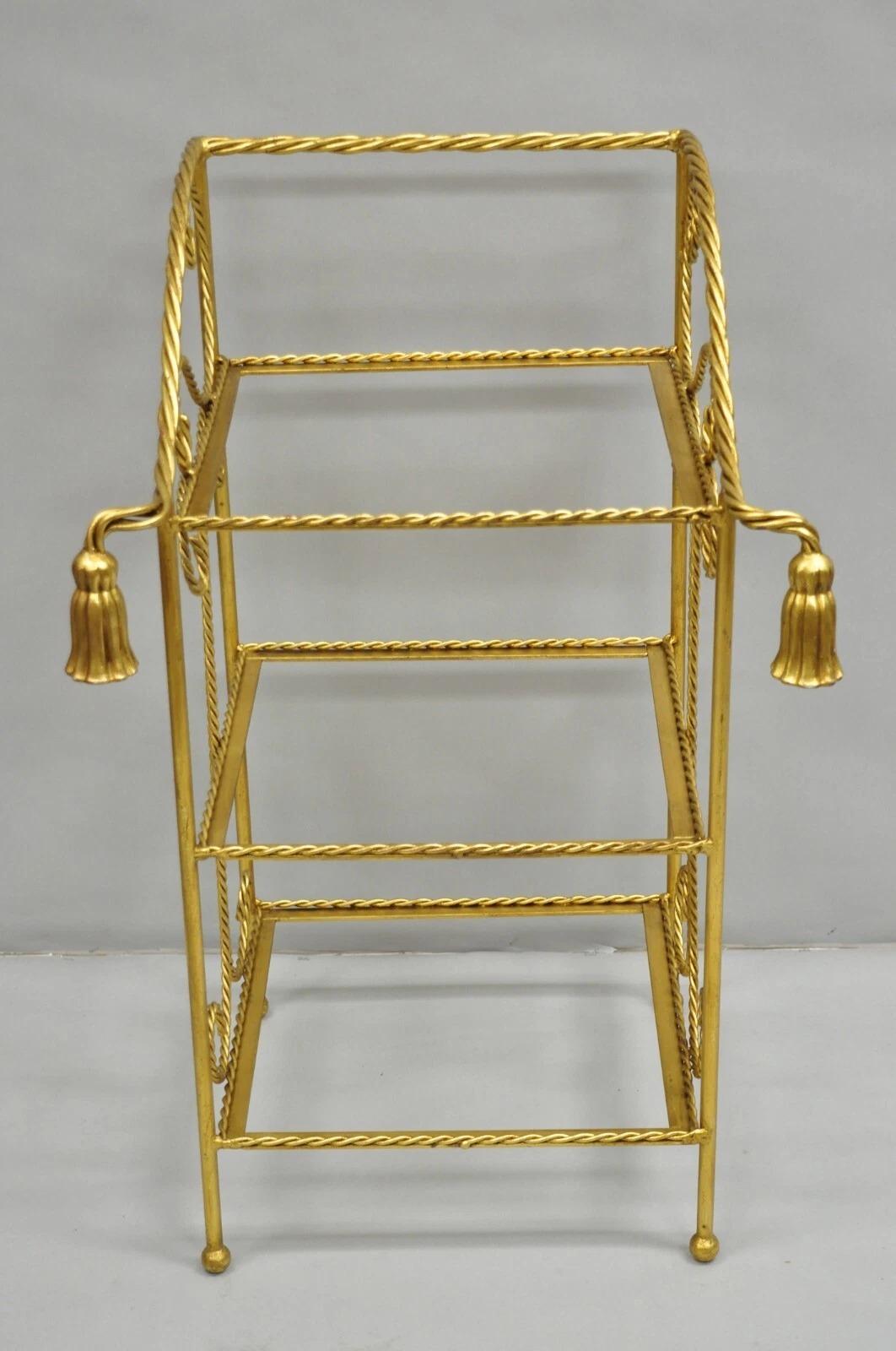 Toallero de pie de 3 pisos con borla de hierro dorado de la Regencia de Hollywood italiana vintage (NO incluye estantes de cristal). Mediados del siglo XX. Medidas: 35