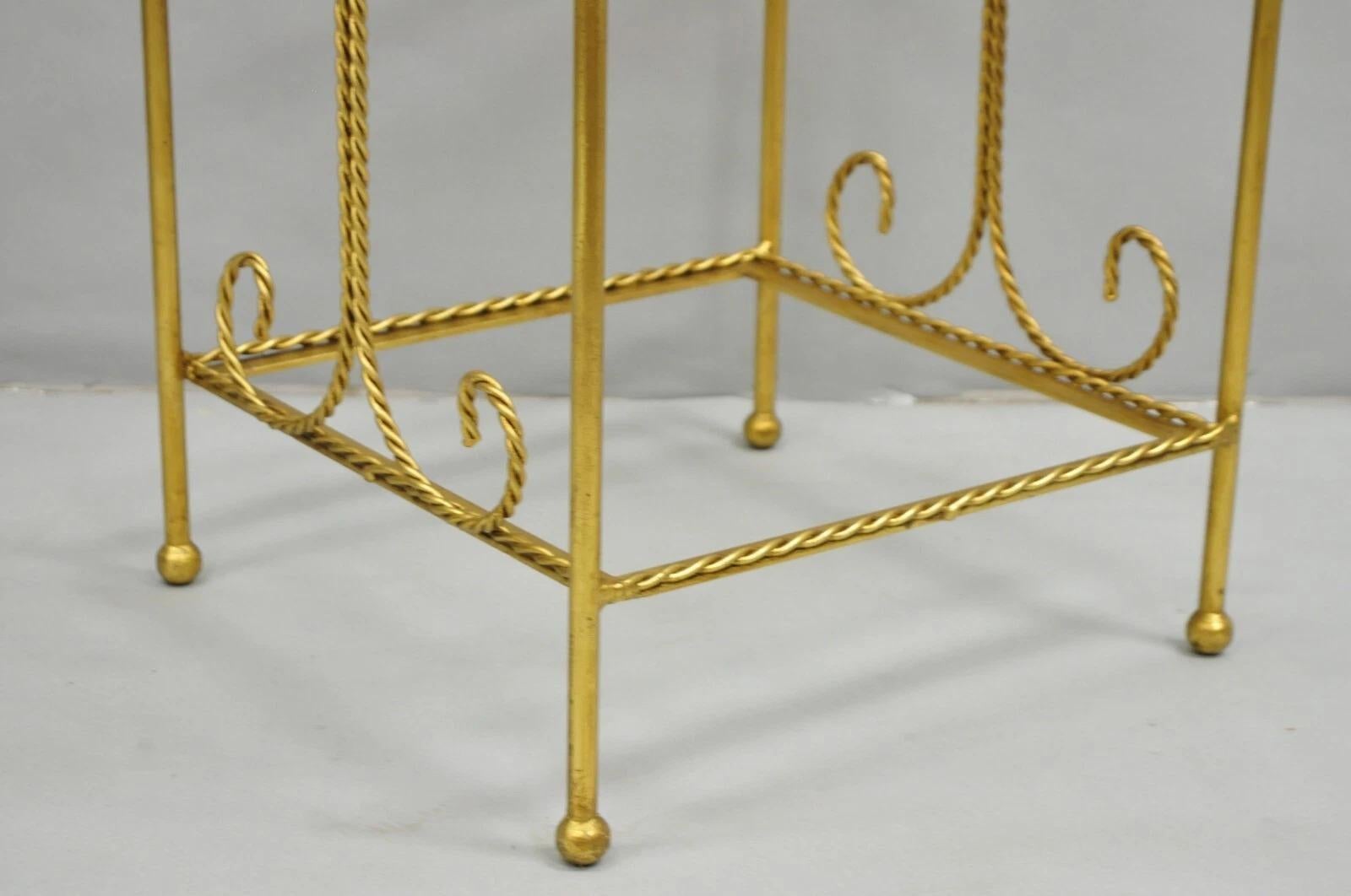 Toallero de hierro dorado con borla de 3 niveles de estilo Hollywood Regency italiano siglo XX en venta