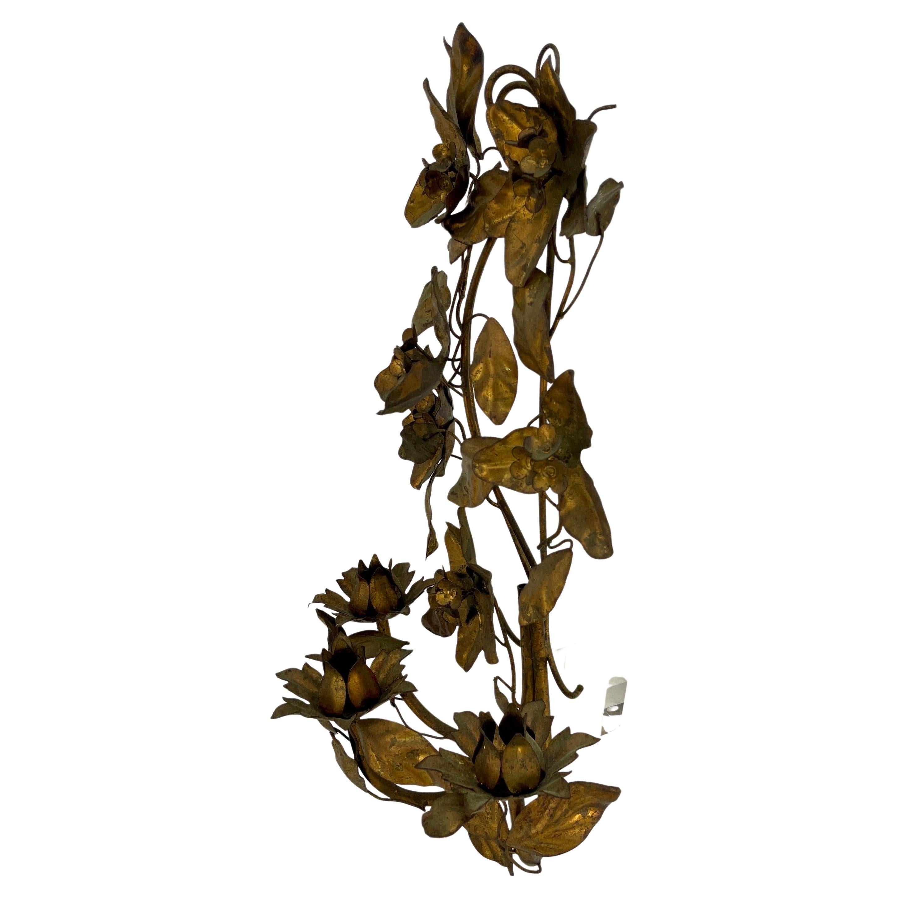 Italian Hollywood Regency Gold Gilt Tole Floral Wall Sconce In Good Condition For Sale In Haddonfield, NJ