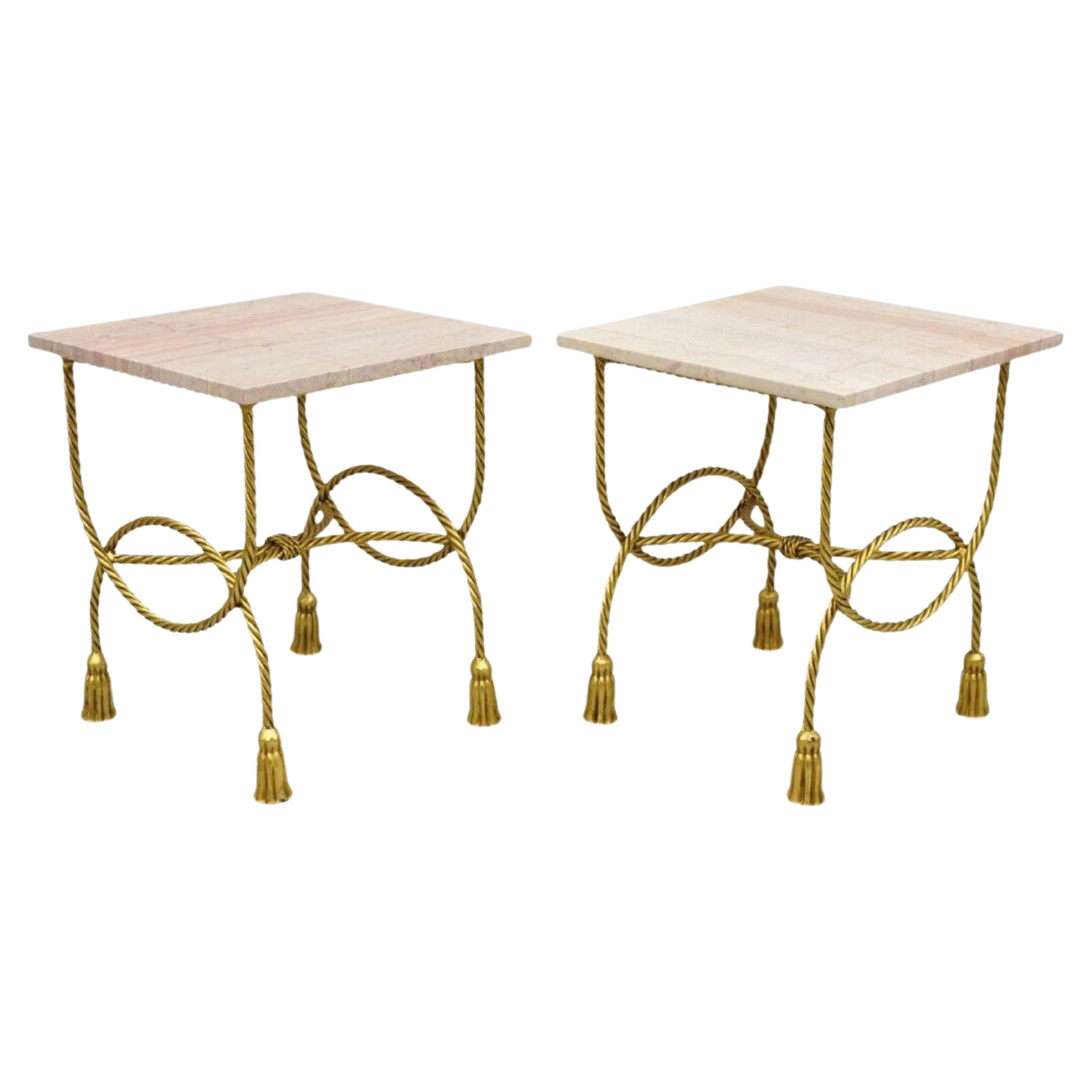 Paire de tables d'appoint italiennes Hollywood Regency en fer doré avec glands et plateau en marbre rose