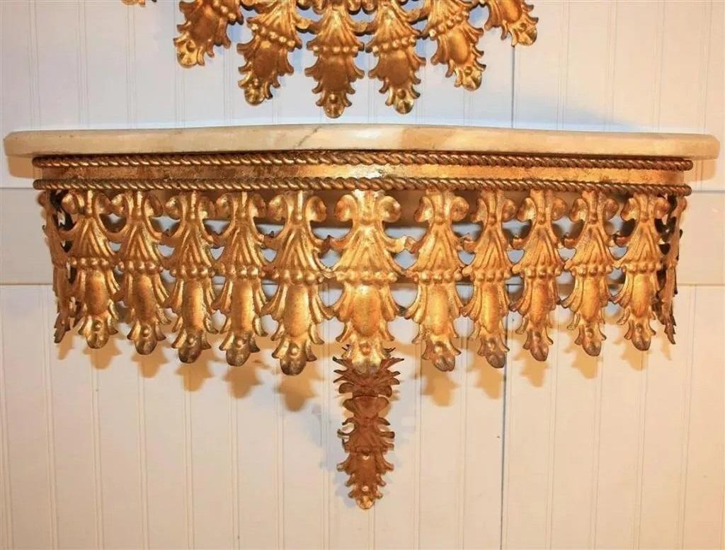 Sconosciuto Console da parete Hollywood Regency in ferro dorato con specchio a raggiera e piano in marmo in vendita
