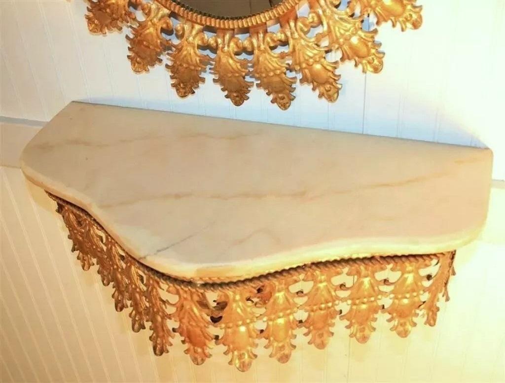 XX secolo Console da parete Hollywood Regency in ferro dorato con specchio a raggiera e piano in marmo in vendita