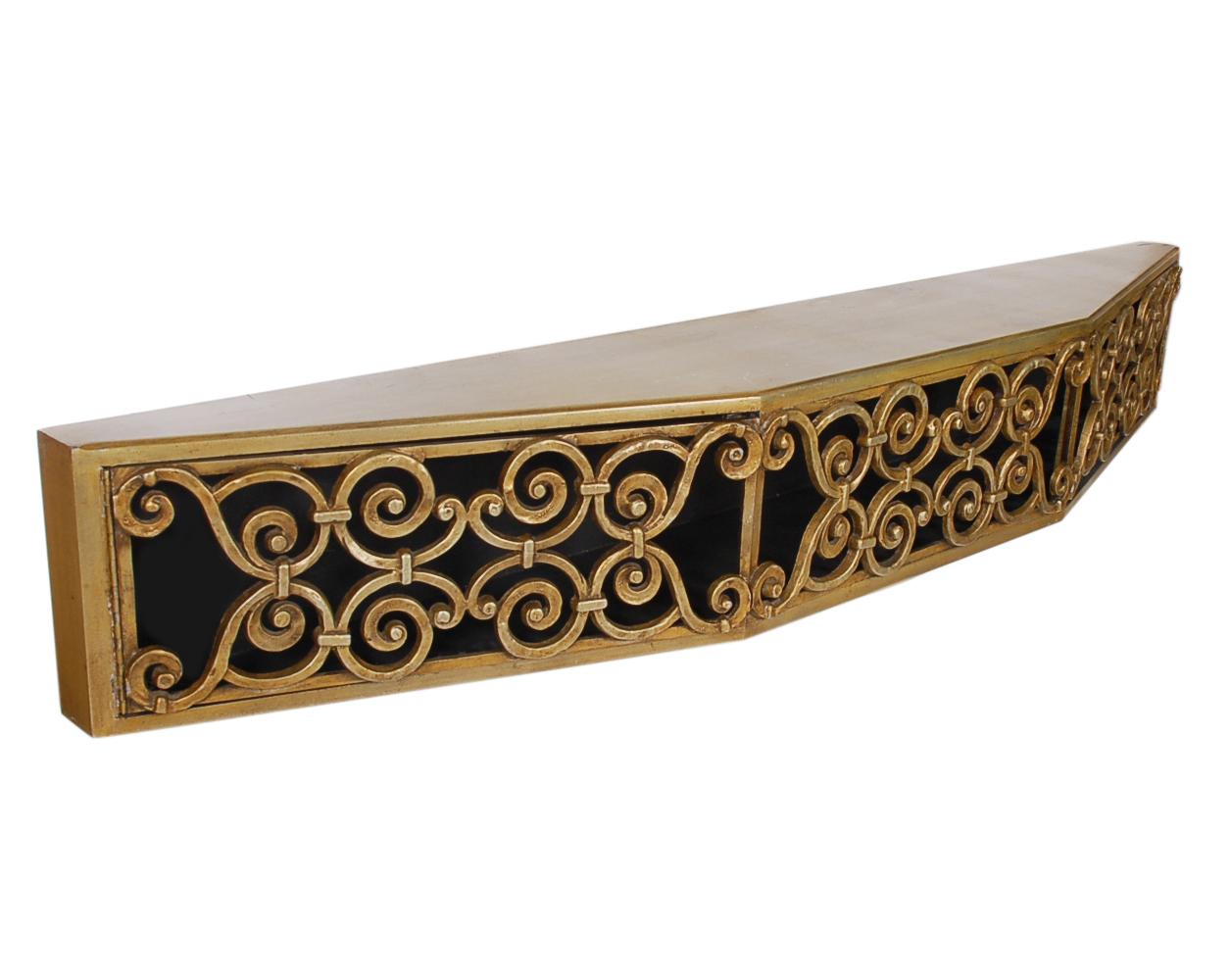 Un armario colgante de aspecto chic que puede utilizarse en cualquier habitación de la casa. Recuerda mucho a los diseños de James Mont. Presenta una caja de madera patinada con frentes ornamentales de metal y dos puertas.