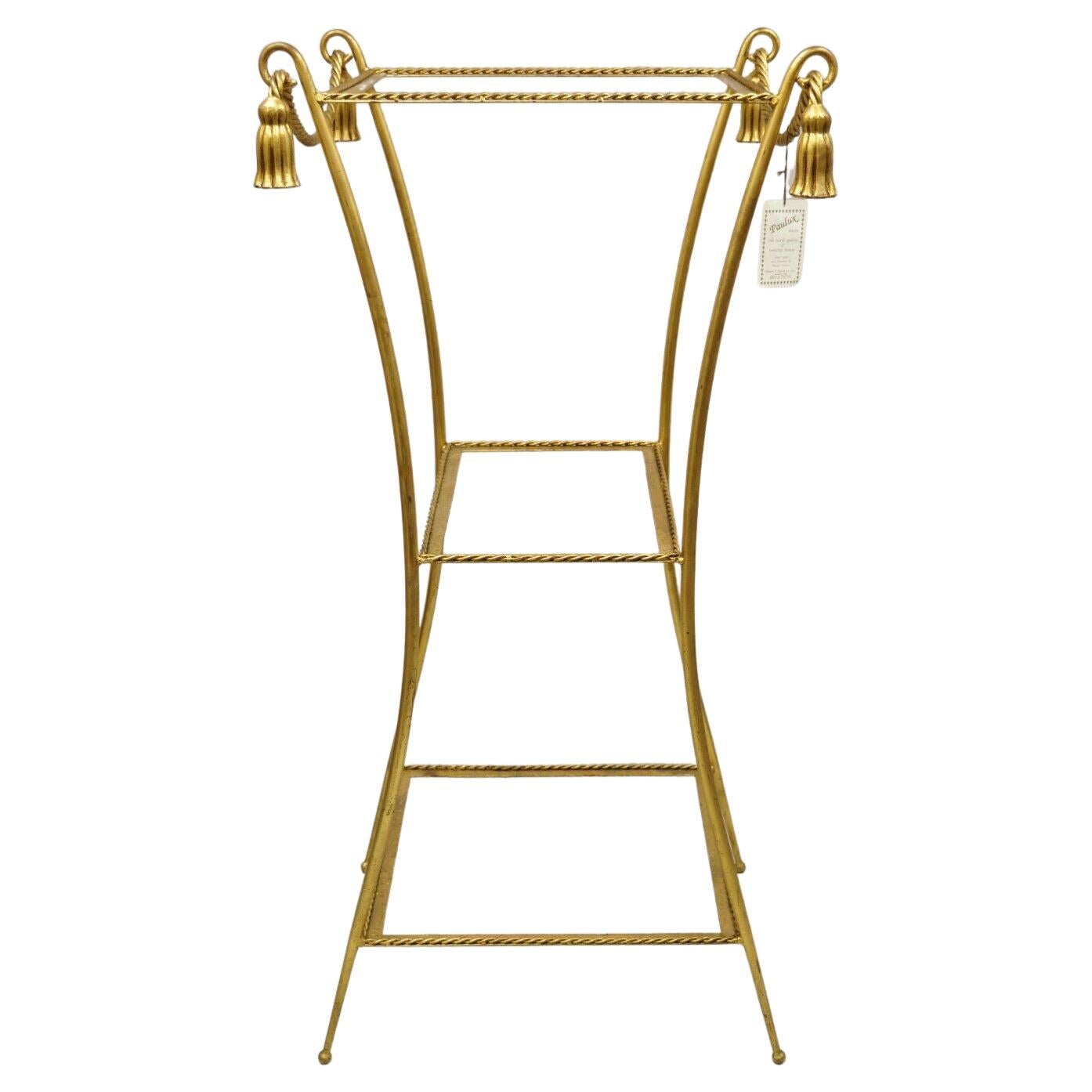 Espositore italiano Hollywood Regency in ferro con nappe in oro a 3 livelli con piedistallo