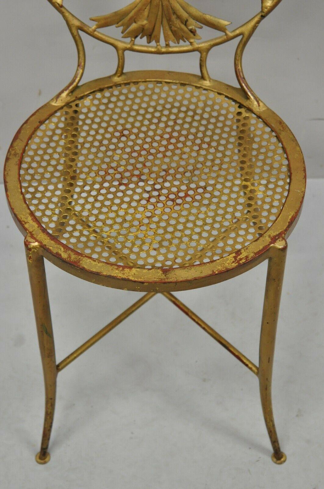 Fer Chaise Salvadori italienne Hollywood Regency fer tôle métal doré feuille de blé doré en vente