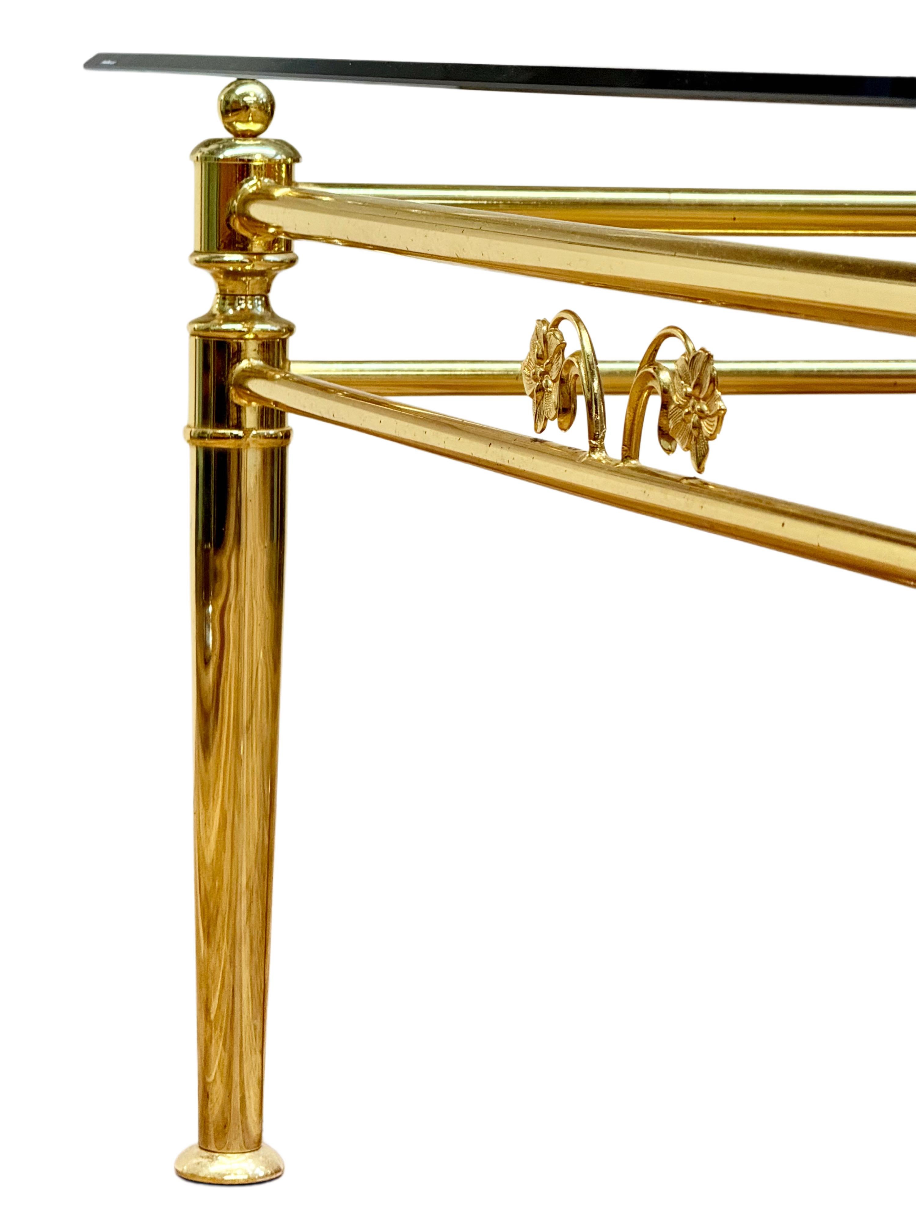 Un notevole tavolino da salotto d'accento alla maniera di  Prodotta da Metalstudio S.p.a., ha un piano in vetro smussato, spesso e temperato, per non avere problemi di peso quando si posizionano i propri oggetti decorativi e/o libri/riviste, sopra