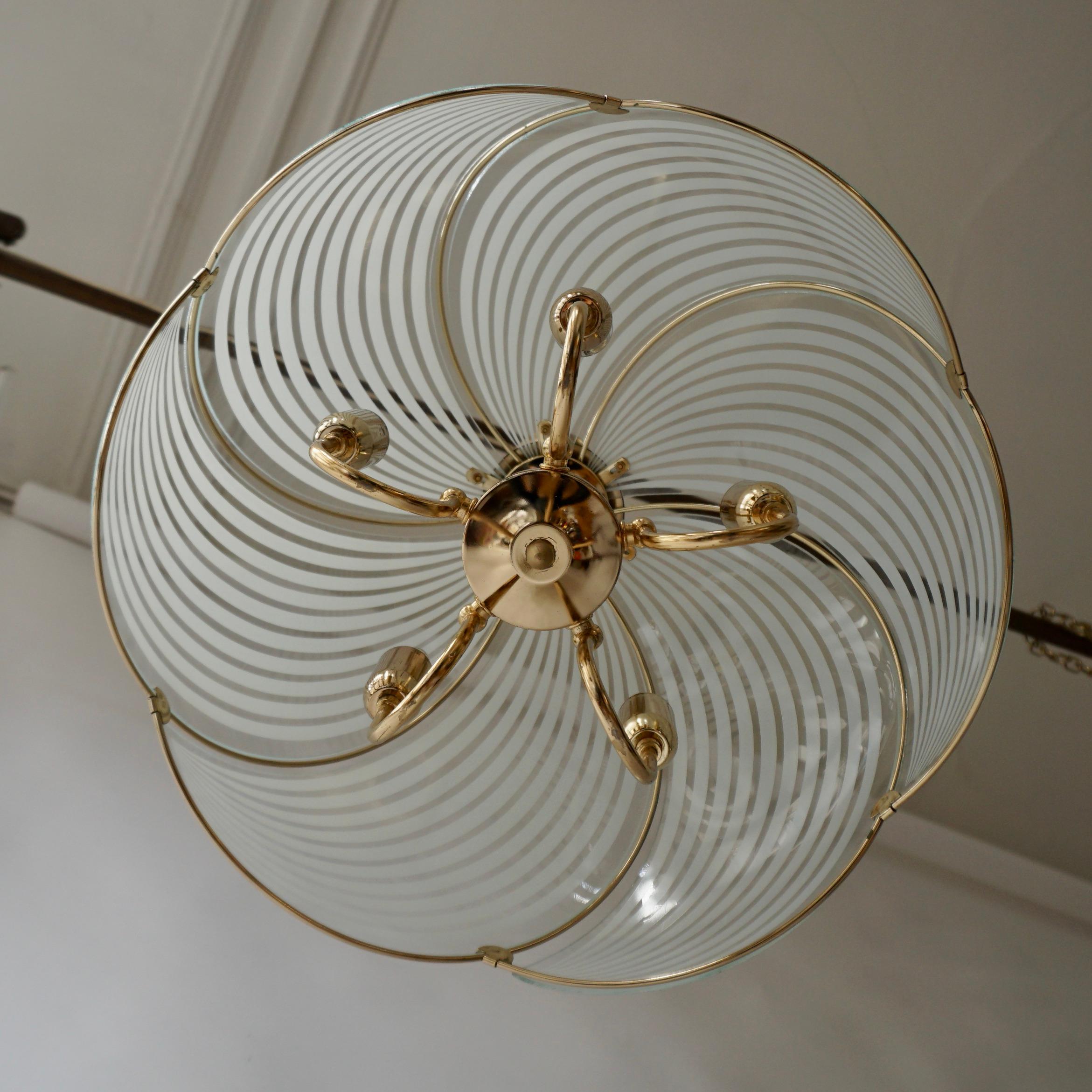 Mid-Century Modern Deux plafonniers italiens Hollywood Regency en verre de Murano et laiton en vente