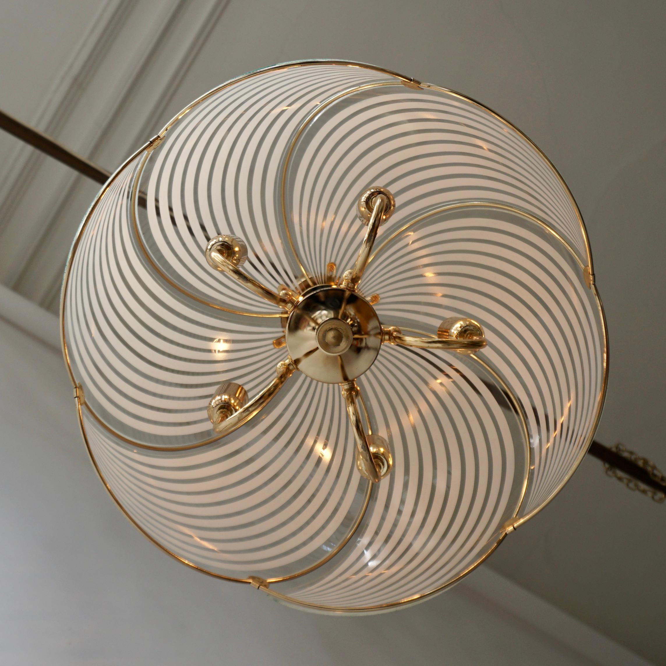 Laiton Deux plafonniers italiens Hollywood Regency en verre de Murano et laiton en vente