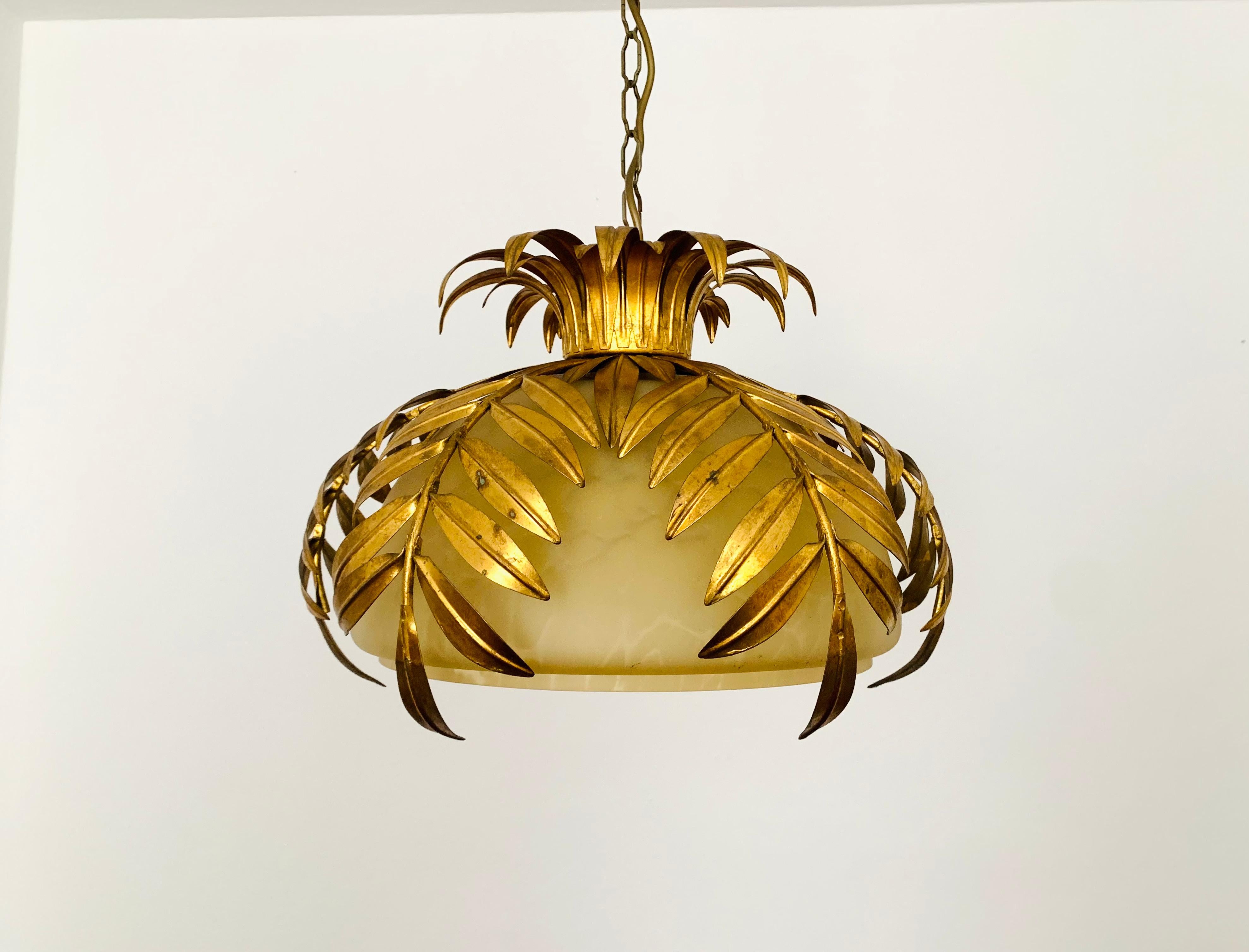 Exceptionally decorative Pendant lamp from the 1970s.
Great design and high quality.
The golden leaves and the patterned glass create a very noble light.

Design: Hans Kögl

Condition:

Very good vintage condition with clear age -related signs of