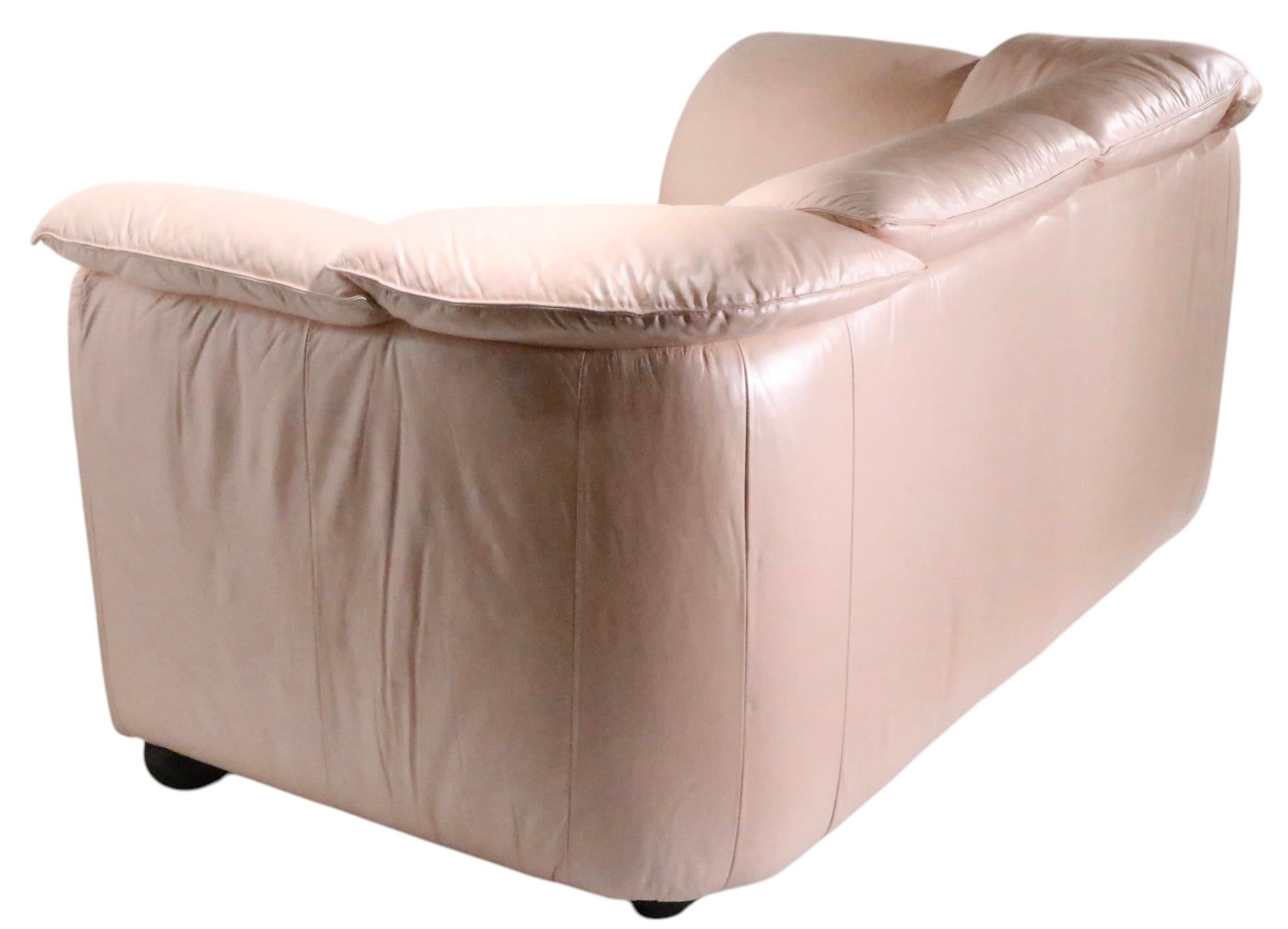 Italian Hollywood Regency Pearlized Pink Leather Loveseat by Natuzzi Sacotti In Good Condition For Sale In New York, NY