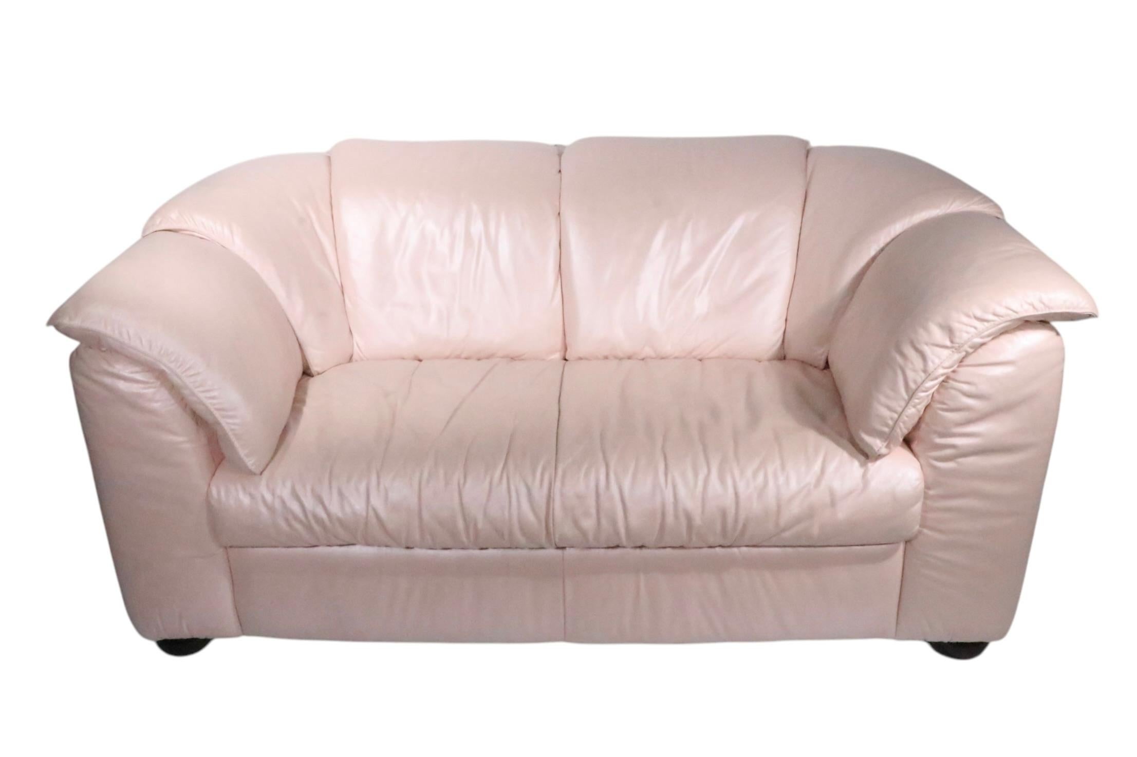 Italian Hollywood Regency Pearlized Pink Leather Loveseat by Natuzzi Sacotti For Sale 1