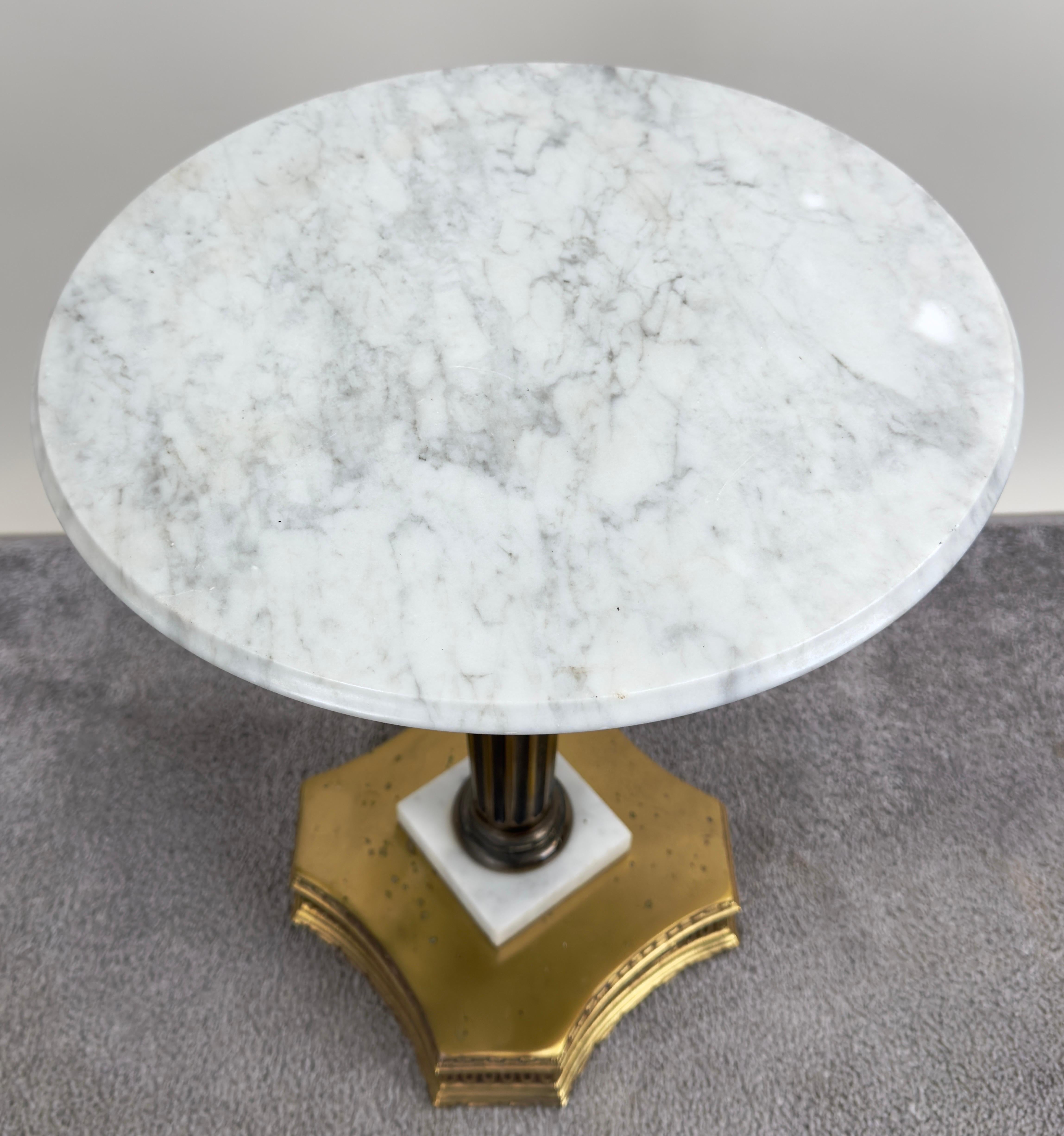 Table d'appoint, à vin ou Stand, à plateau en marbre et base en laiton, de style Hollywood Regency italien Bon état - En vente à Plainview, NY