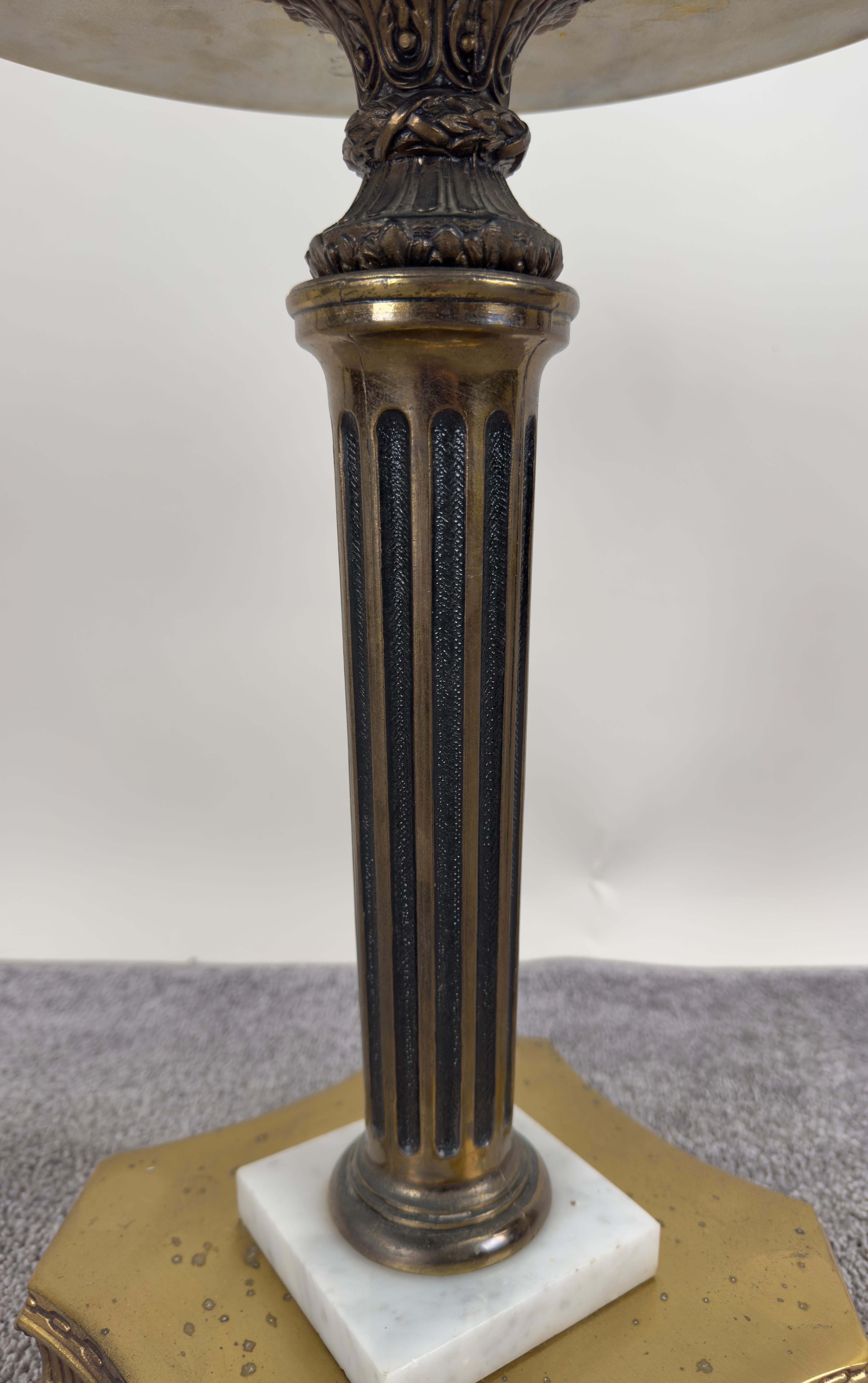 20ième siècle Table d'appoint, à vin ou Stand, à plateau en marbre et base en laiton, de style Hollywood Regency italien en vente