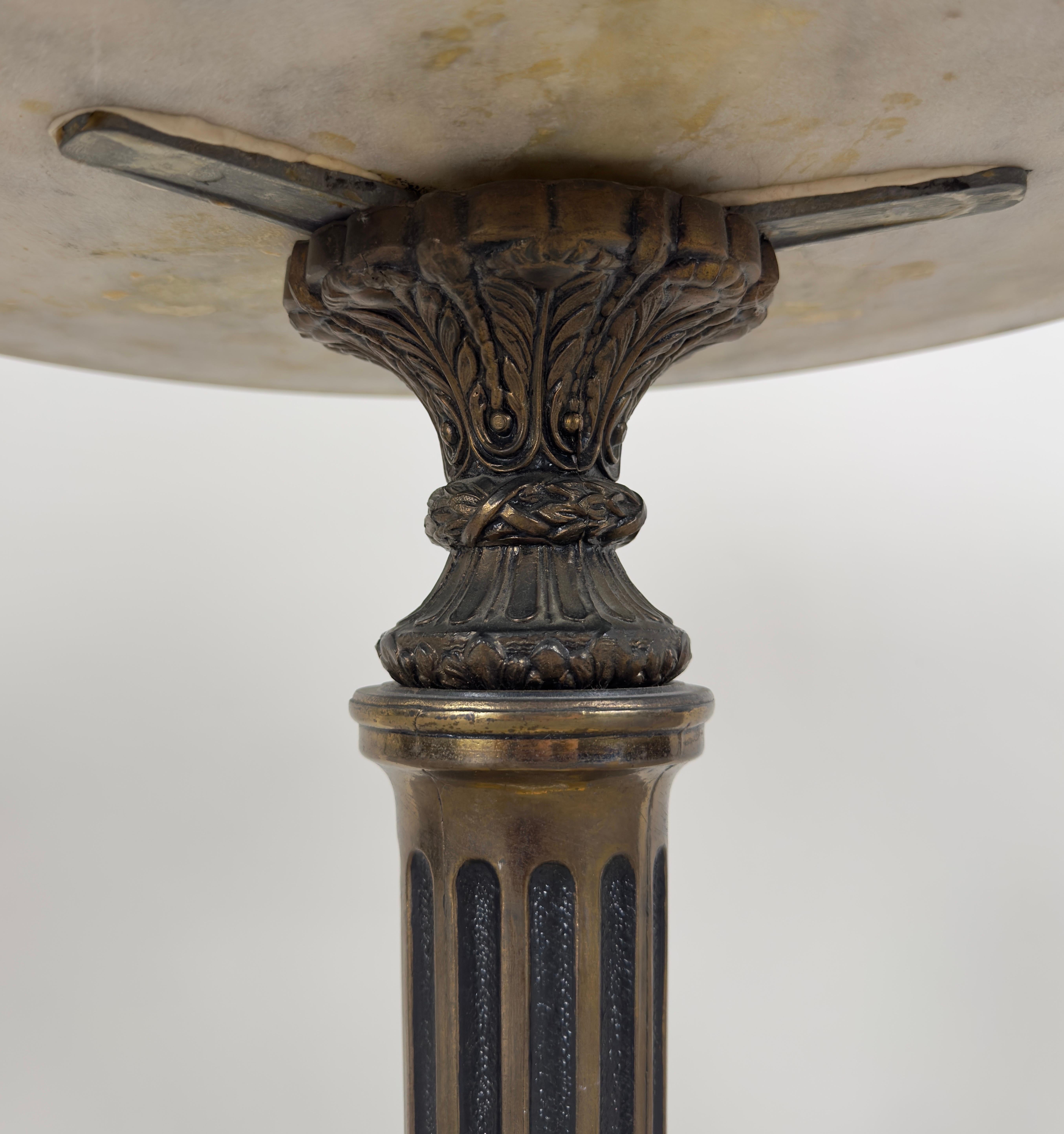Laiton Table d'appoint, à vin ou Stand, à plateau en marbre et base en laiton, de style Hollywood Regency italien en vente
