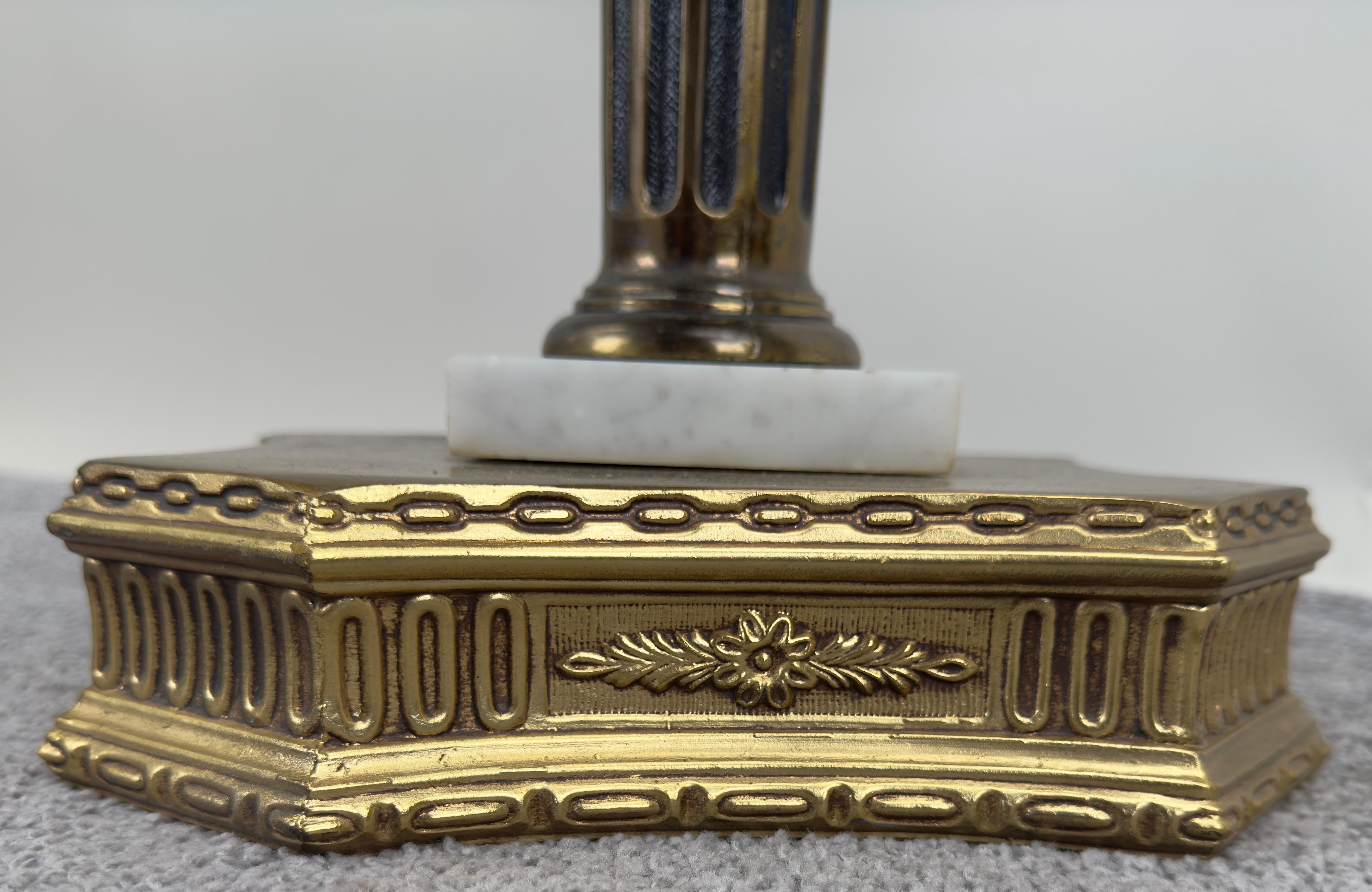 Table d'appoint, à vin ou Stand, à plateau en marbre et base en laiton, de style Hollywood Regency italien en vente 1