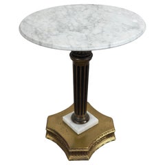 Mesa redonda de mármol y base de latón de estilo Hollywood Regency italiano