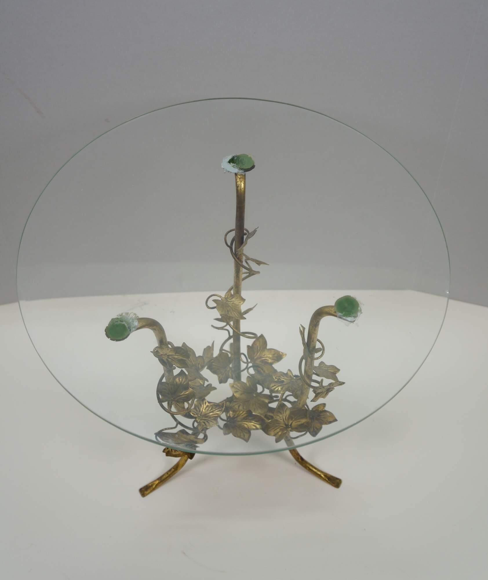 20th Century Italian Hollywood Regency Round Tole Gold Gilt Metal Ivy Leaf Glass Side Table For Sale
