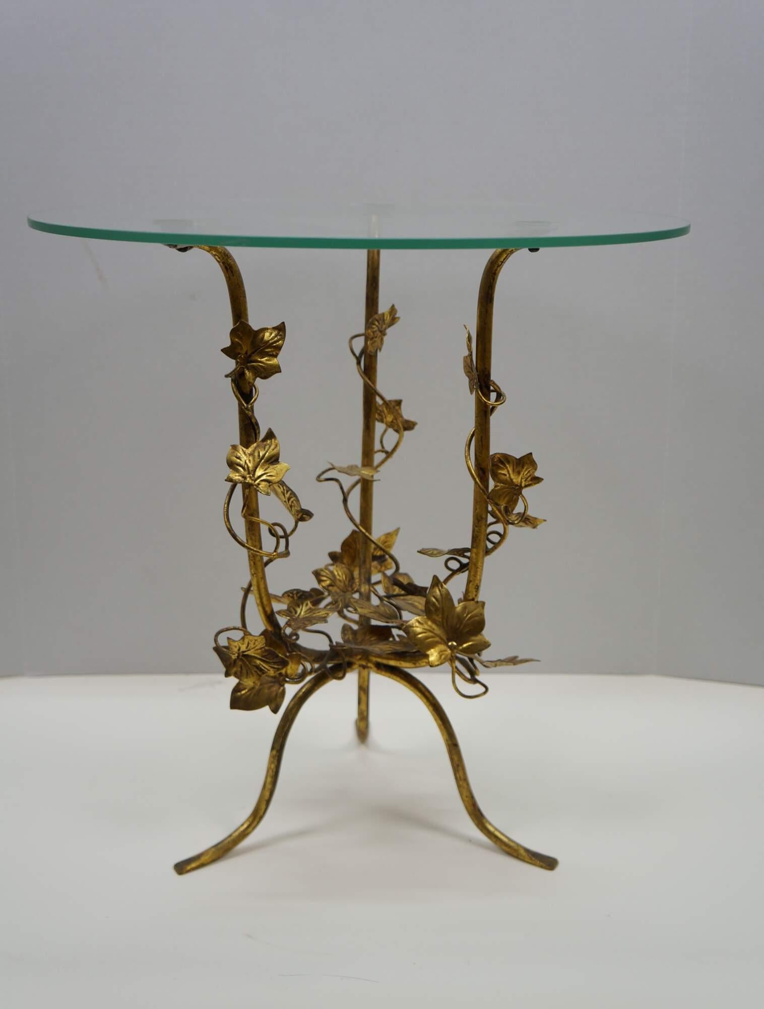 Italian Hollywood Regency Round Tole Gold Gilt Metal Ivy Leaf Glass Side Table For Sale 1
